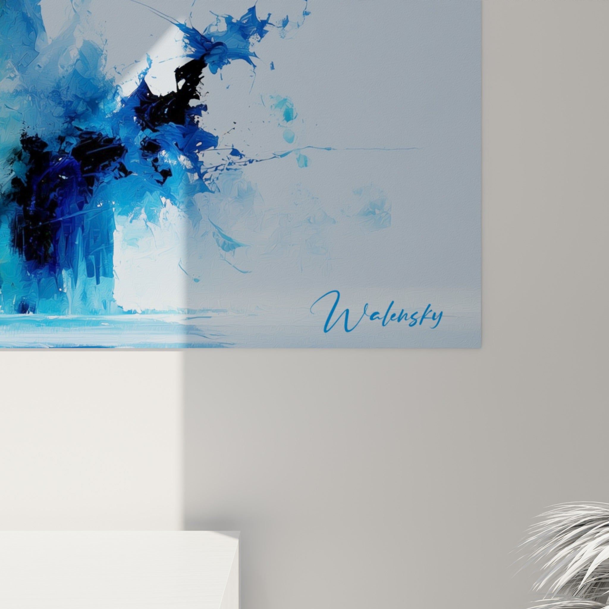 Matière granuleuse bleu profond et blanc éclaboussé, coulures visibles sur toile d'échecs abstraite