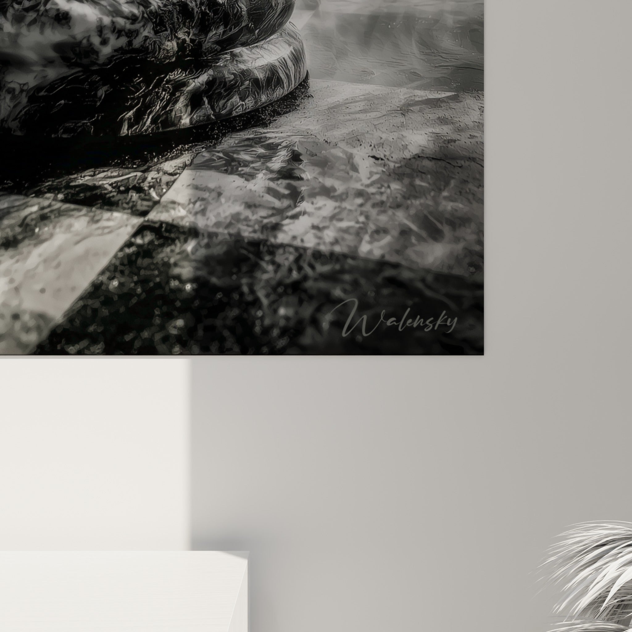 Détail du marbre noir veiné et de la fumée blanche texturée sur ce tableau échecs accroché