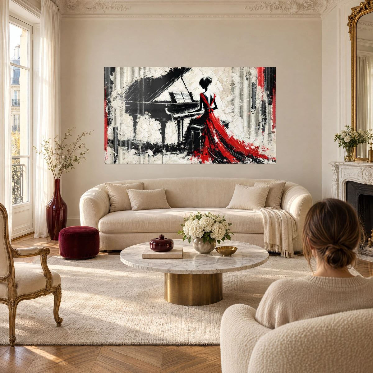 Gemälde einer Pianistin in rotem Kleid von hinten vor ihrem schwarzen Klavier, cremefarbener gekratzter Hintergrund, über einem Sofa in einem hellen Wohnzimmer