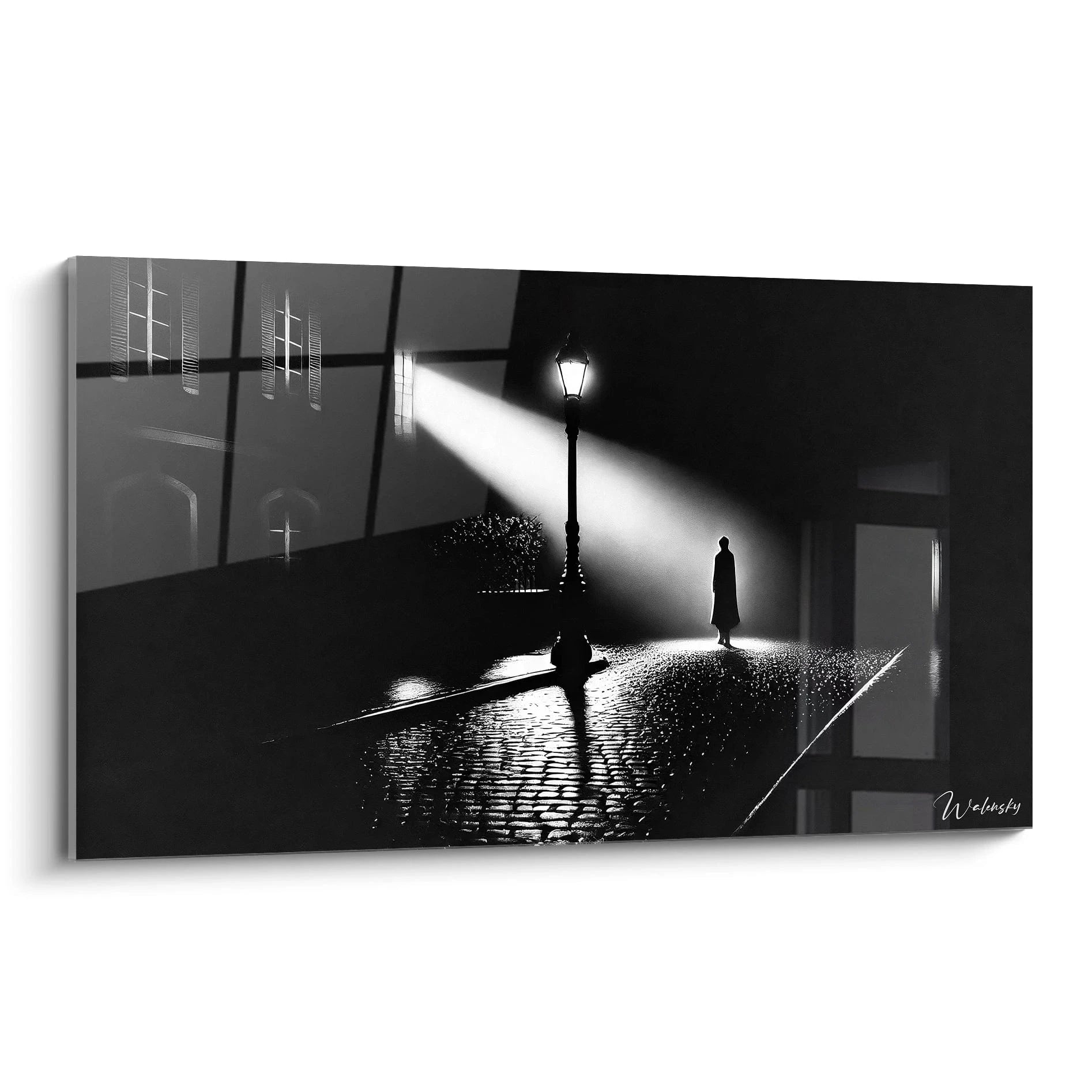 tableau noir et blanc vu de biais avec des pavés texturés et un réverbère éclairant une silhouette solitaire ambiance mystique et dramatique inspirée des films noirs

