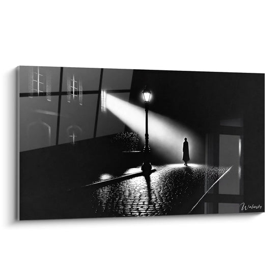 tableau noir et blanc vu de biais avec des pavés texturés et un réverbère éclairant une silhouette solitaire ambiance mystique et dramatique inspirée des films noirs

