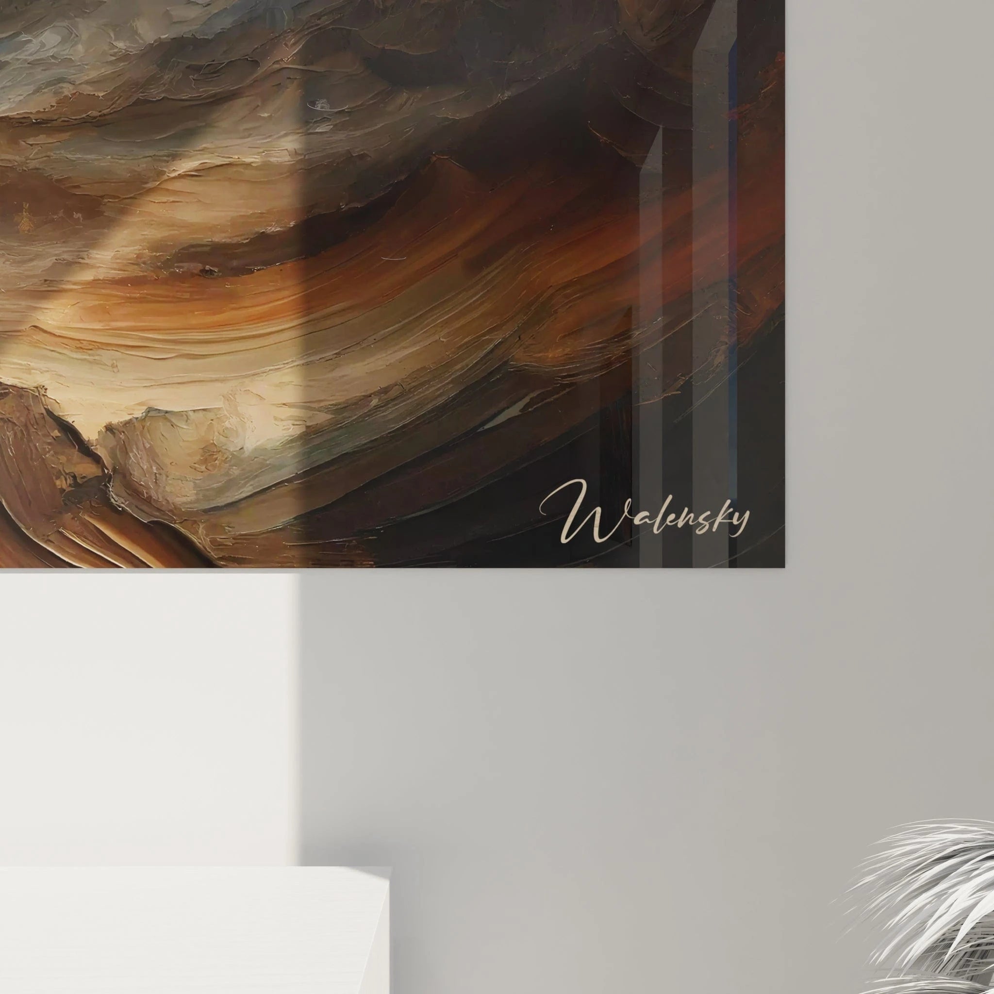 Un tableau abstrait de vallée montagneuse aux reliefs sculptés. Utilise des nuances de brun ambré, gris-bleu, beige et blanc. La texture se caractérise par d'épaisses couches de peinture appliquées en strates distinctes pour les formations rocheuses, contrastant avec le traitement plus fluide et lumineux du ciel, créant une impression de profondeur et de mouvement.
