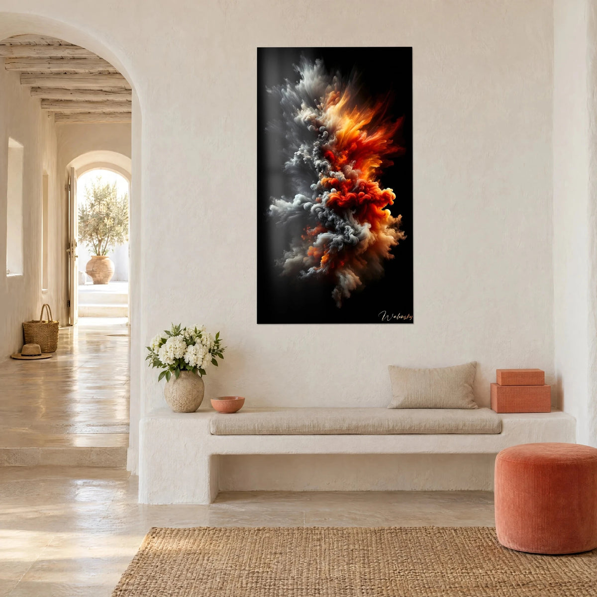 Quadro esplosione di polvere grigio cenere e rosso vivo, volute a pennacchio su fondo nero, parete imbiancata, panca e pouf corallo
