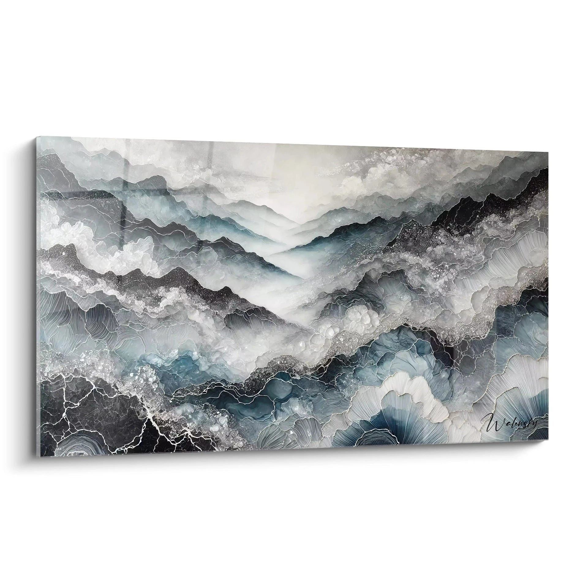 Vue de biais du tableau style epoxy avec ses superpositions de gris, noir et bleu évoquant des montagnes brumeuses. La lumière traverse chaque couche, créant une profondeur fascinante.

