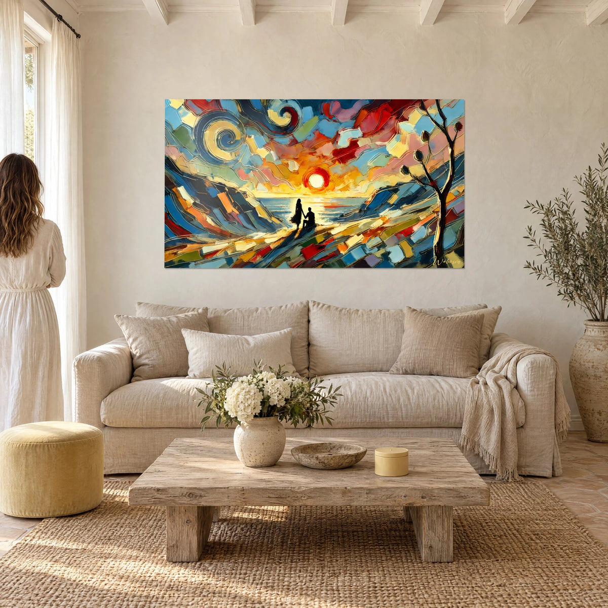 Quadro coppia in silhouette di fronte al sole rosso, cielo di turbini blu e gialli, pennellate spesse, sopra un divano in un soggiorno luminoso