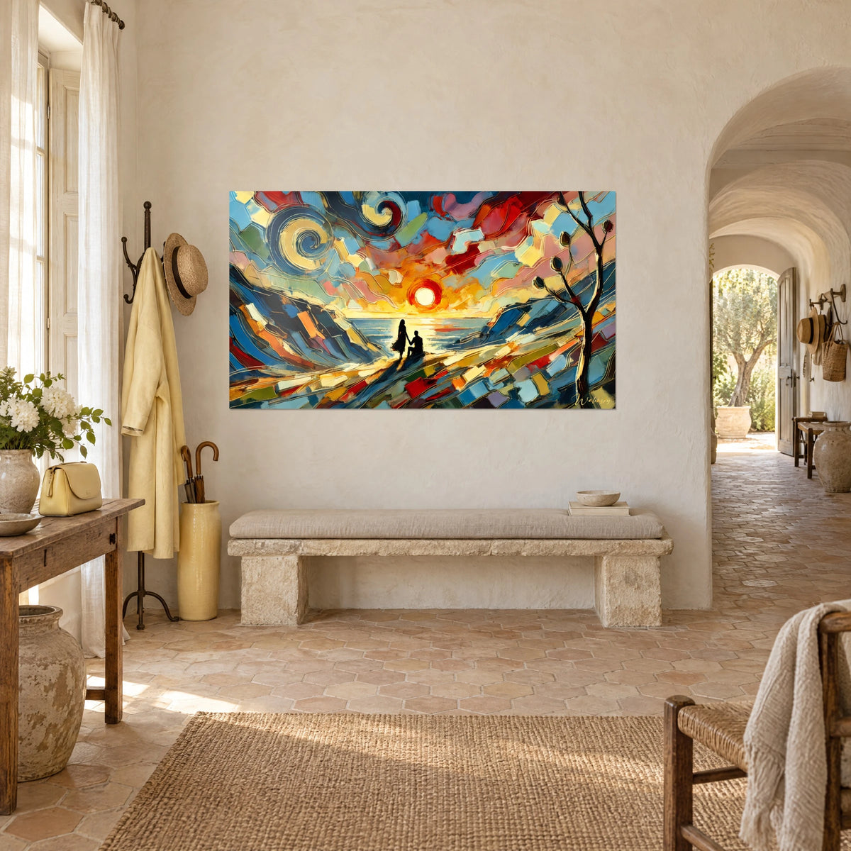 Quadro innamorati seduti in riva al mare, sole scarlatto e nuvole rosa corallo, albero nero a destra, appeso in un corridoio a volta del casale