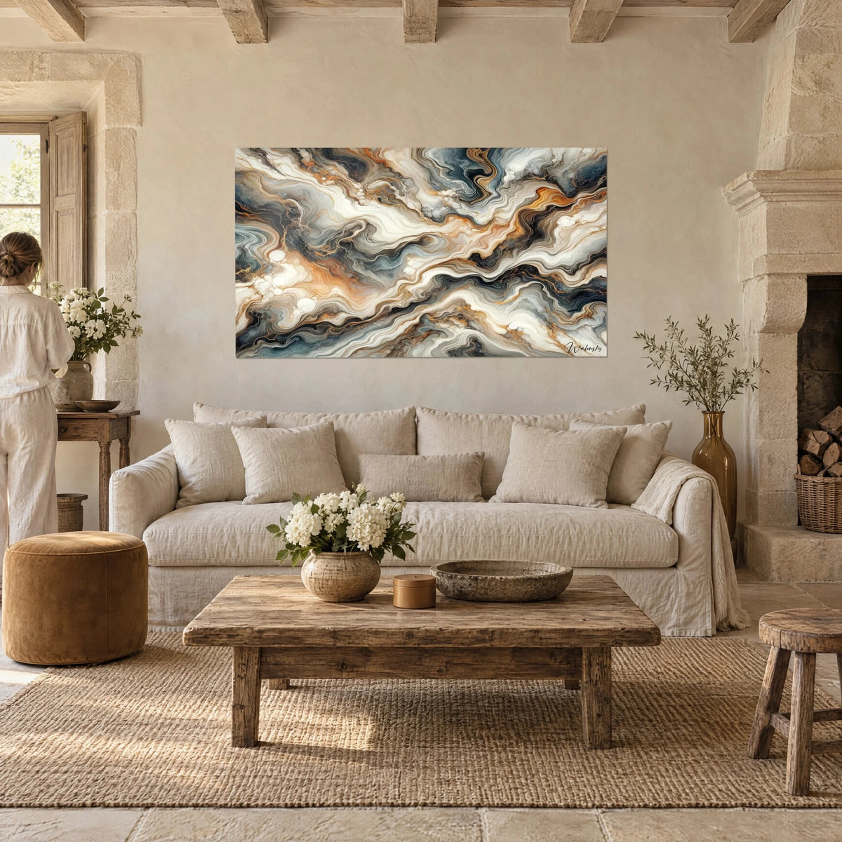 Schilderij met golvende marmeraders in crème, antraciet en koper, boven een bank in een lichte woonkamer