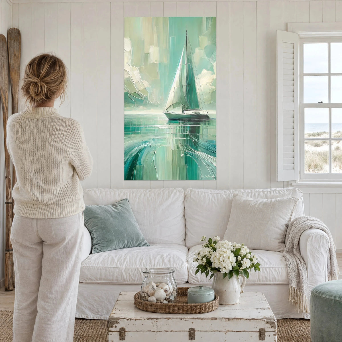 Gemälde mit einem Segelboot in elfenbeinfarbenen und mintgrünen Segeln, türkisfarbene Glanzlichter im Spachtelauftrag, über einem Sofa in einem hellen Wohnzimmer