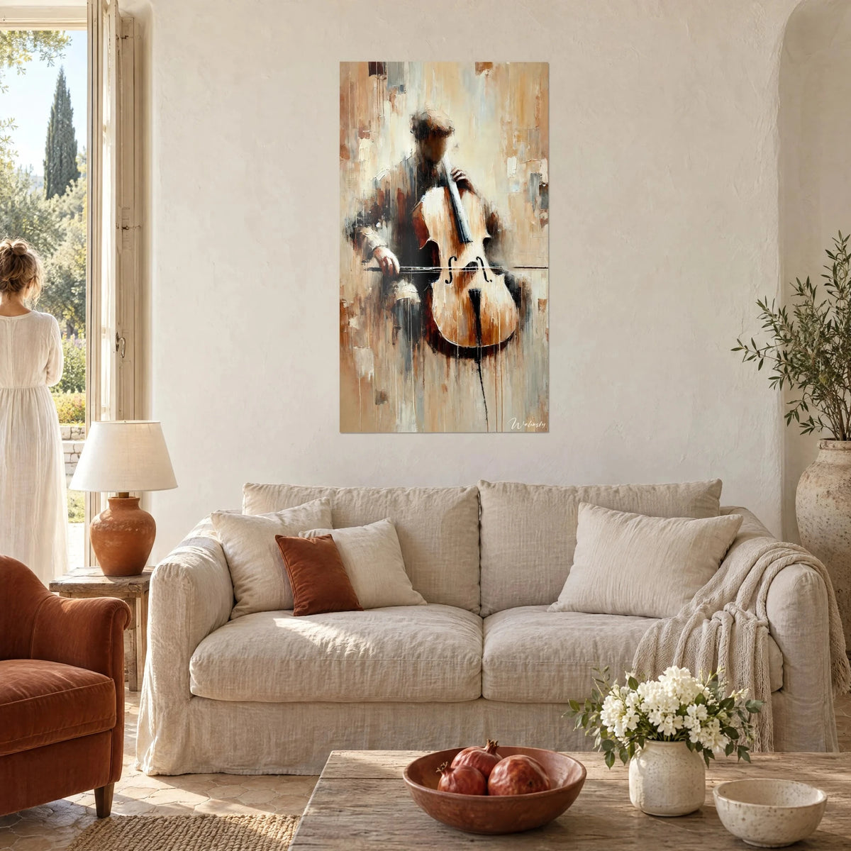 Schilderij abstracte cellist met okerkleurige en bruine druipsporen in crèmebeige, boven een bank in een lichte woonkamer