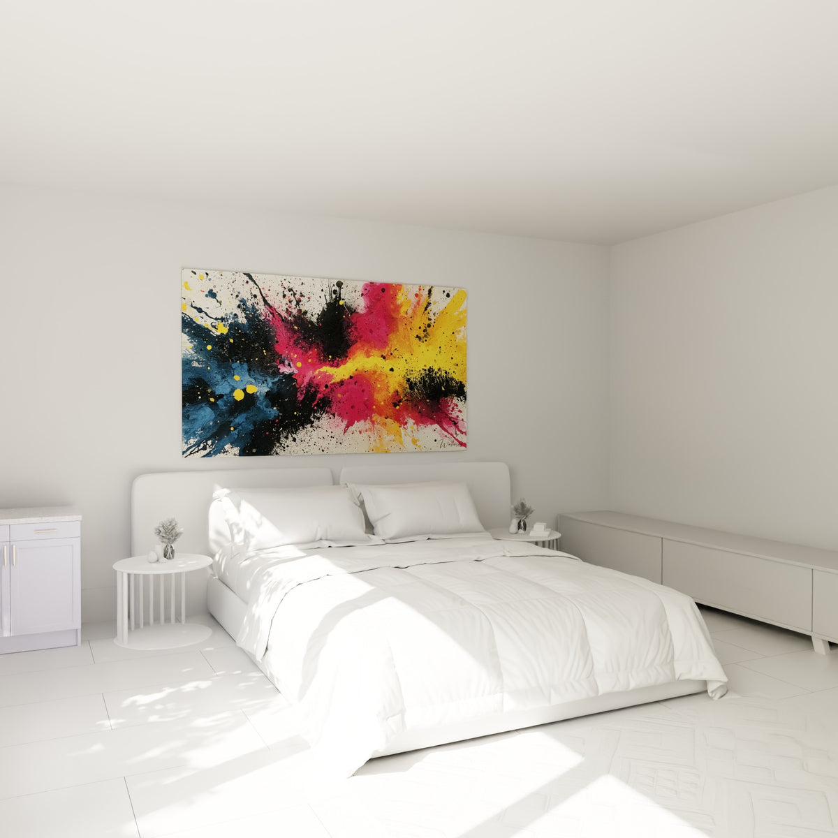 Projections jaune moutarde et bleu marine composant un tableau abstrait au-dessus d'un lit dans une chambre claire