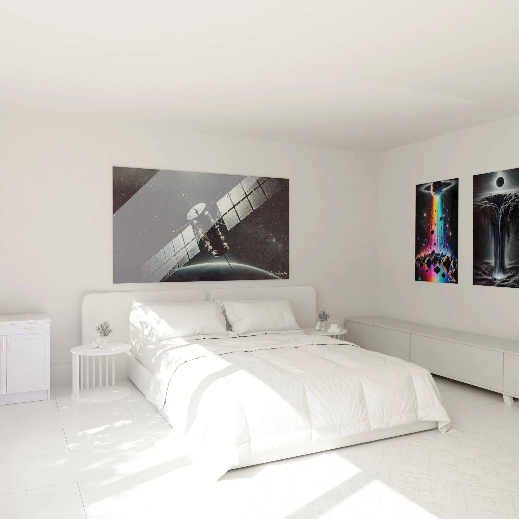 tableau espace accroché dans une chambre minimaliste, au-dessus d’un lit aux draps gris. Effets lumineux du satellite et bleu profond de l’univers créant une ambiance calme et introspective.

