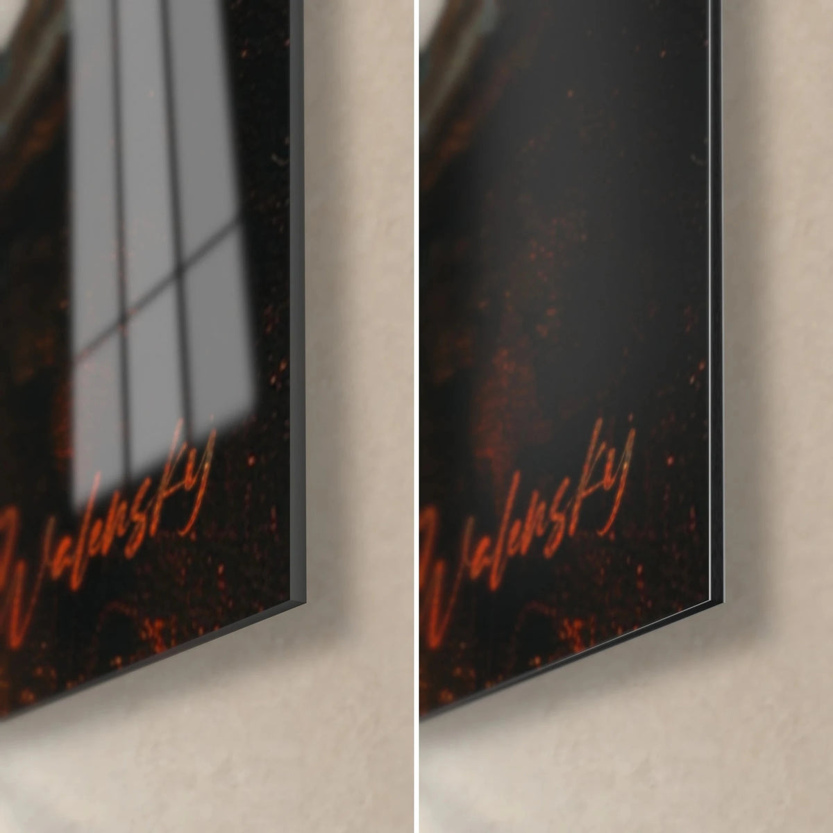 Schilderij gouden tesserae-zonneschijf, rechtsonder: oranje signatuur op zwarte achtergrond, glanzend glas links, mat Dibond rechts