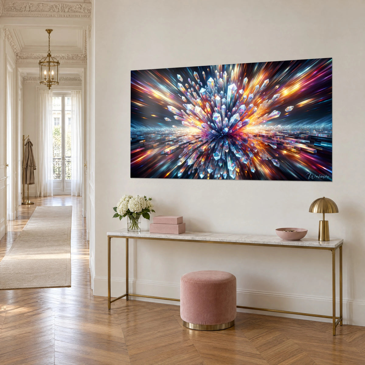 Gemälde Garbe schillernder Glasprismen, violette und bernsteinfarbene Funken auf nächtlichem Grund, an einer cremefarbenen Haussmann-Wand neben einer Konsole