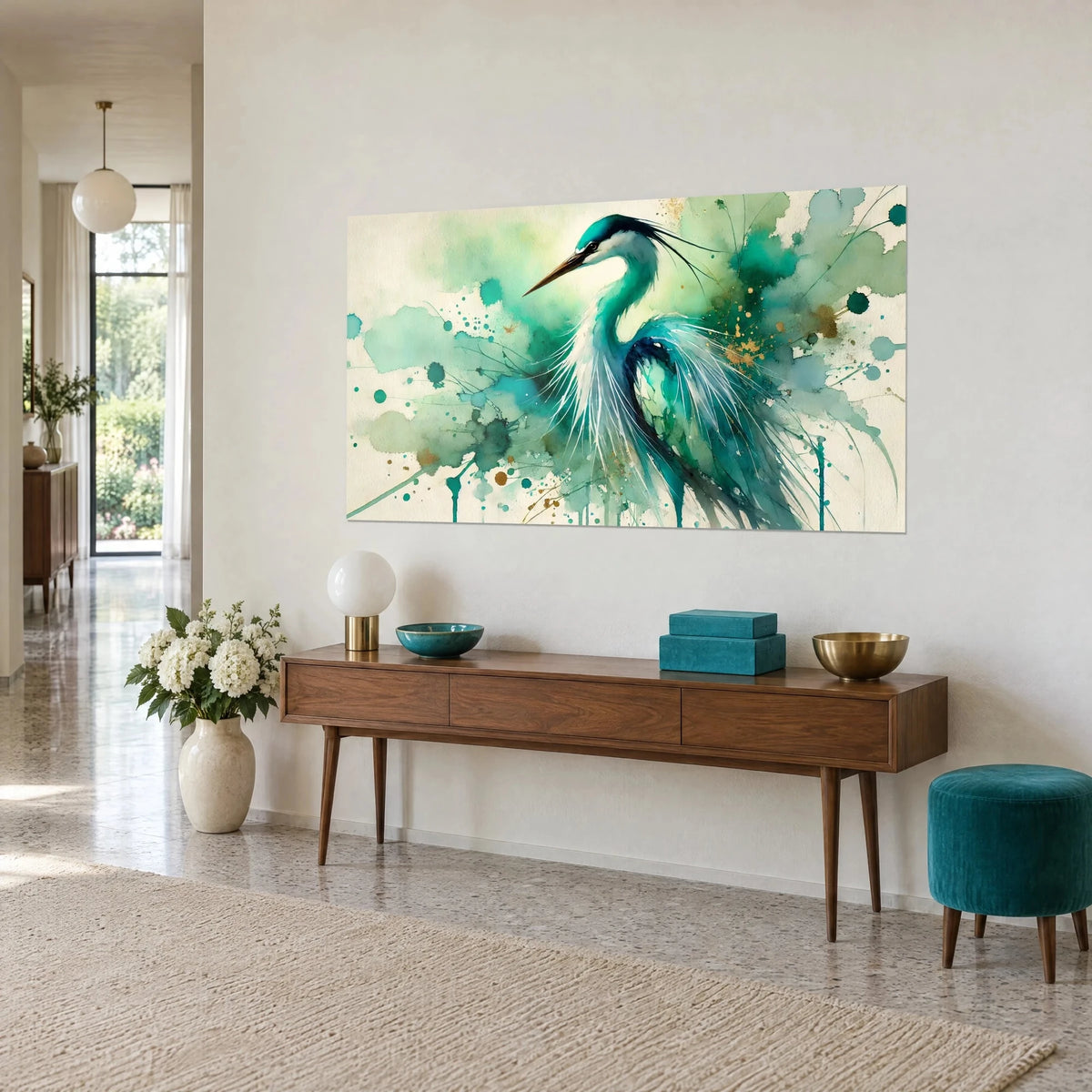 Gemälde eines Stelzvogels mit langem braunem Schnabel, jadegrünen und goldenen Spritzern auf cremefarbenem Grund, an einer beigen Wand über einer Holzanrichte