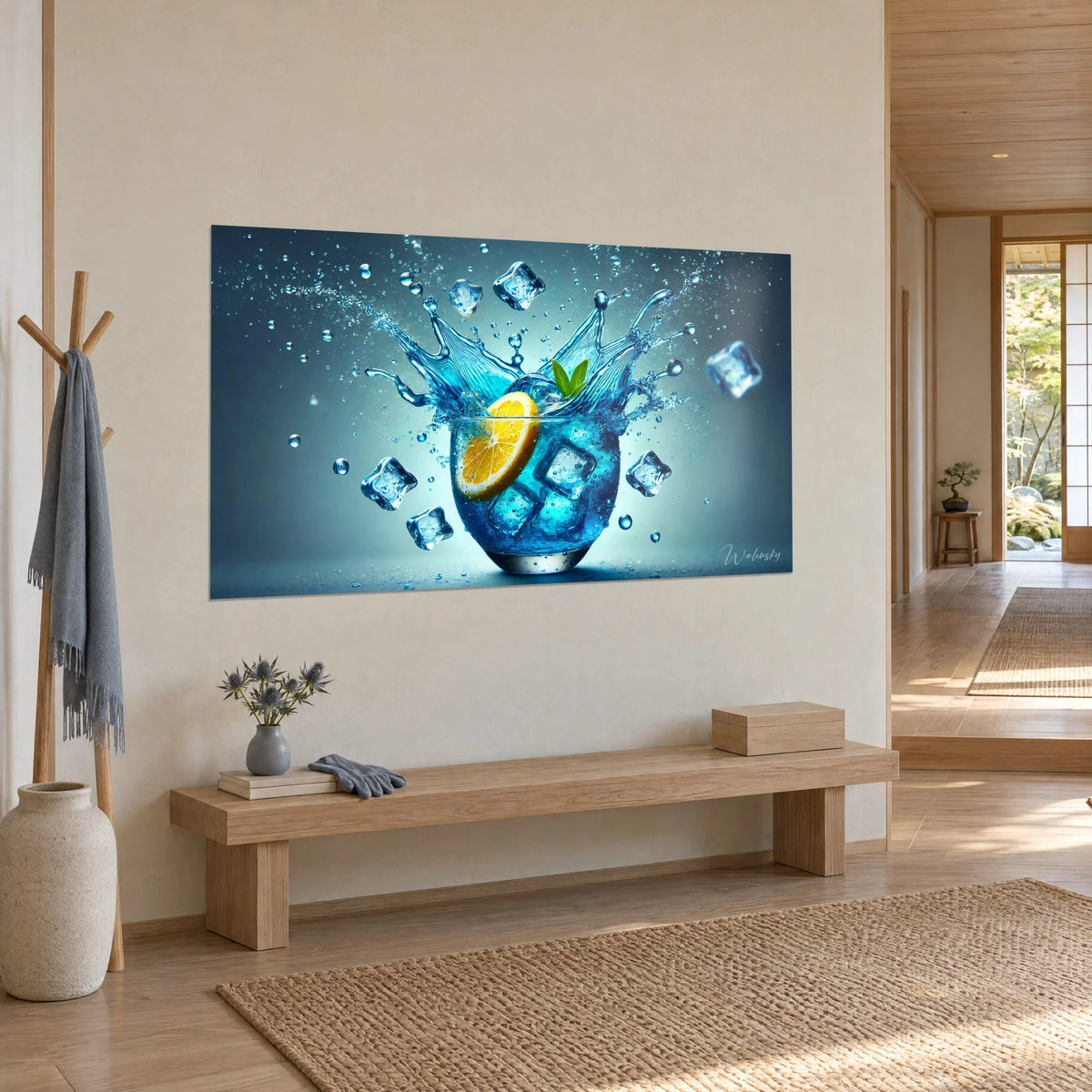 Cuadro de cristal esmerilado rebosando agua azur, menta verde y cubitos de hielo suspendidos, colgado en una pared beige de entrada japandi