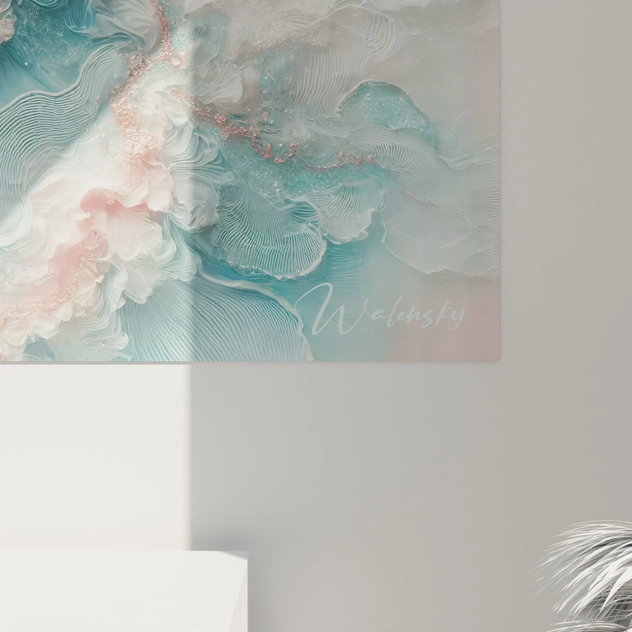 Détail de la texture du tableau style epoxy, ses ondulations délicates de rose, bleu et or rose créent une profondeur hypnotique, offrant un jeu de transparence et de fluidité poétique.

