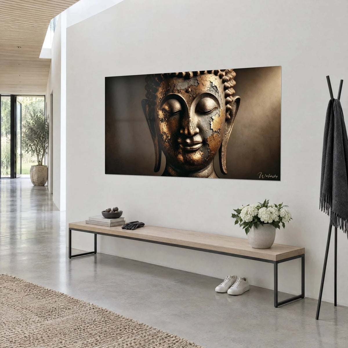 Tableau statue sereine aux oreilles allongées, écailles d'or sur fond brun chocolat, mur blanc et banc en bois, vue de trois-quarts