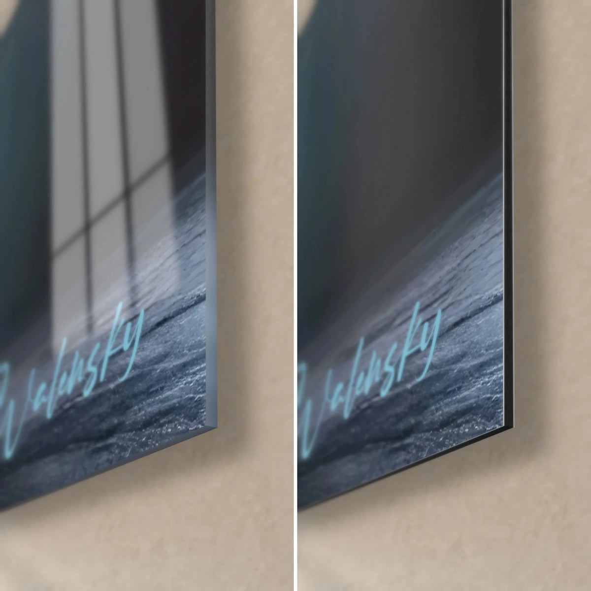 Gemälde Affe mit farbigen Spiralen, untere rechte Ecke: glänzendes Acrylglas mit Spiegelung des Fensters, mattes nachtblaues Dibond