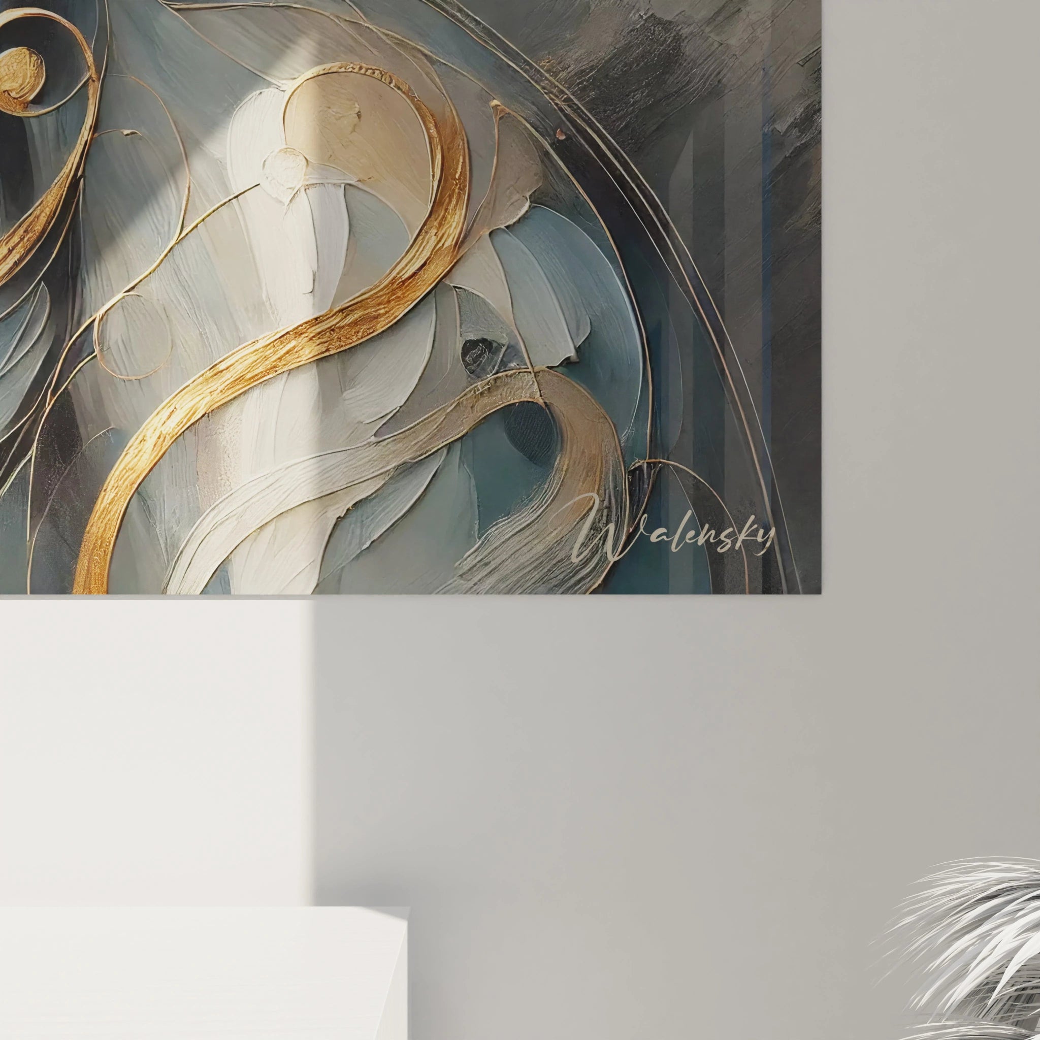 Vue rapprochée du tableau ocelot, l'or et le bleu se fondent pour révéler des détails artistiques captivants. Une pièce unique qui marie la puissance animale à une esthétique moderne.






