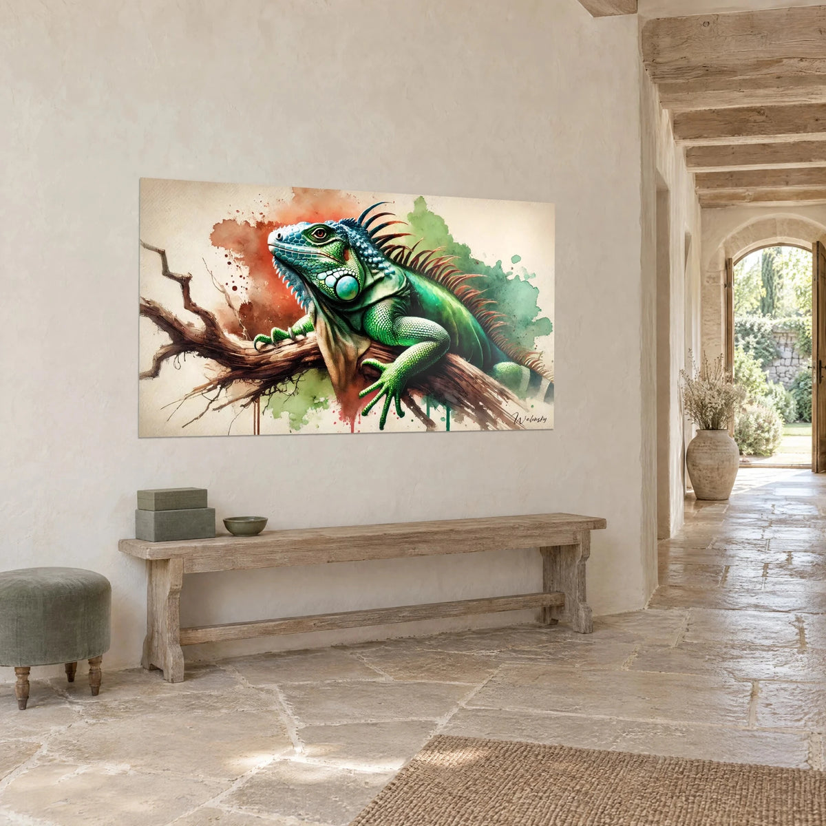 Quadro rettile dalle squame verdi appollaiato su un ramo marrone, tocchi di ruggine e salvia, vicino a un corridoio in pietra chiara