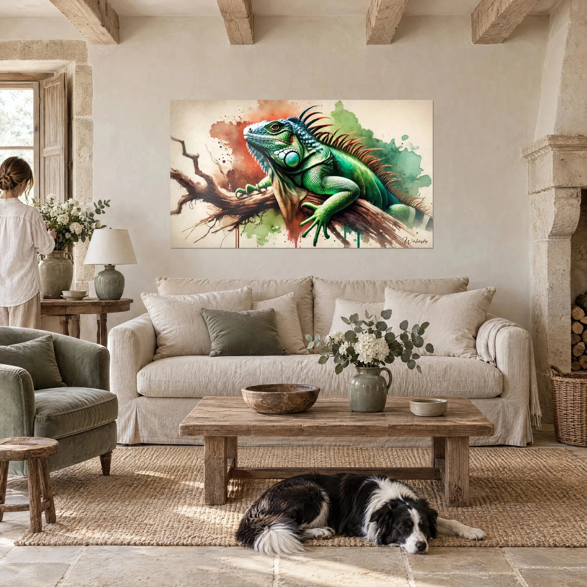 Quadro iguana verde smeraldo in acquerello, cresta color ruggine e sfondo arancio, sopra un divano in un soggiorno luminoso