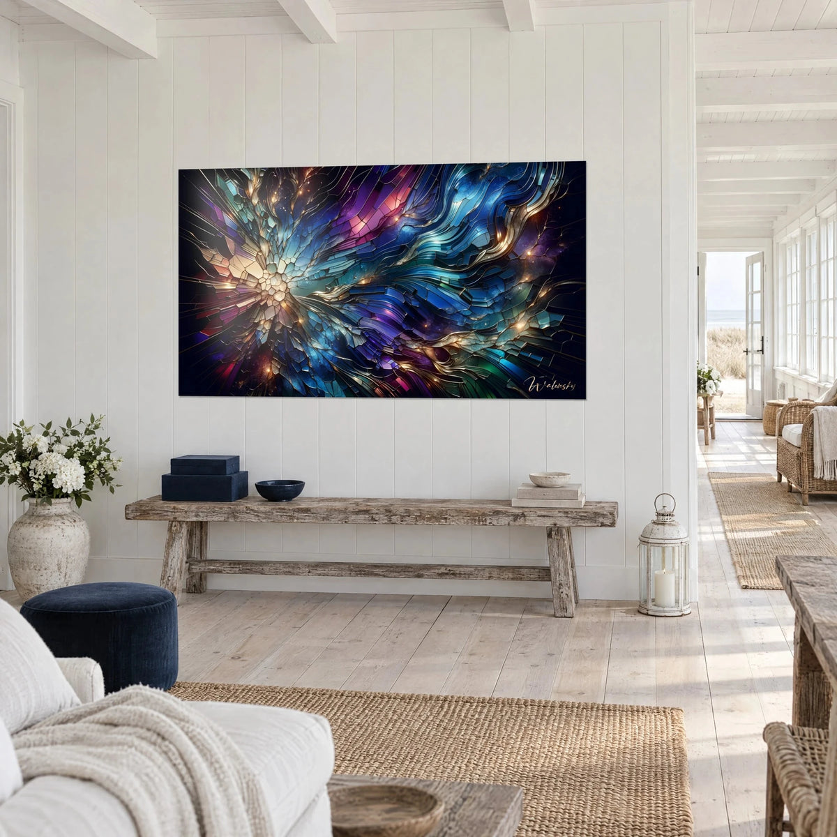 Tableau cristal brisé en facettes violettes et turquoise, nervures dorées en éventail, mur blanc d'une maison de bord de mer
