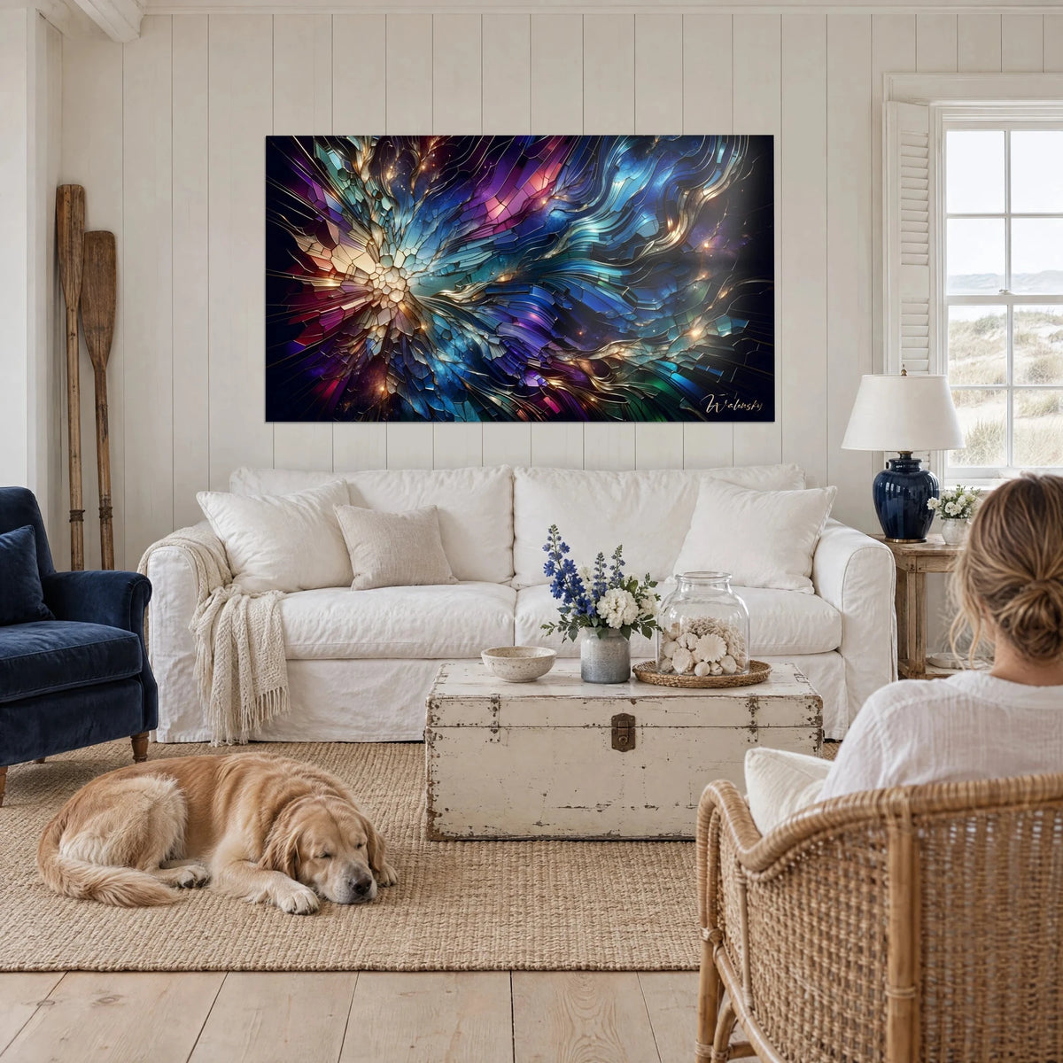 Tableau mosaïque de vitrail éclatée, éclats bleu nuit et or, étoile rayonnante, au-dessus d'un canapé dans un salon lumineux