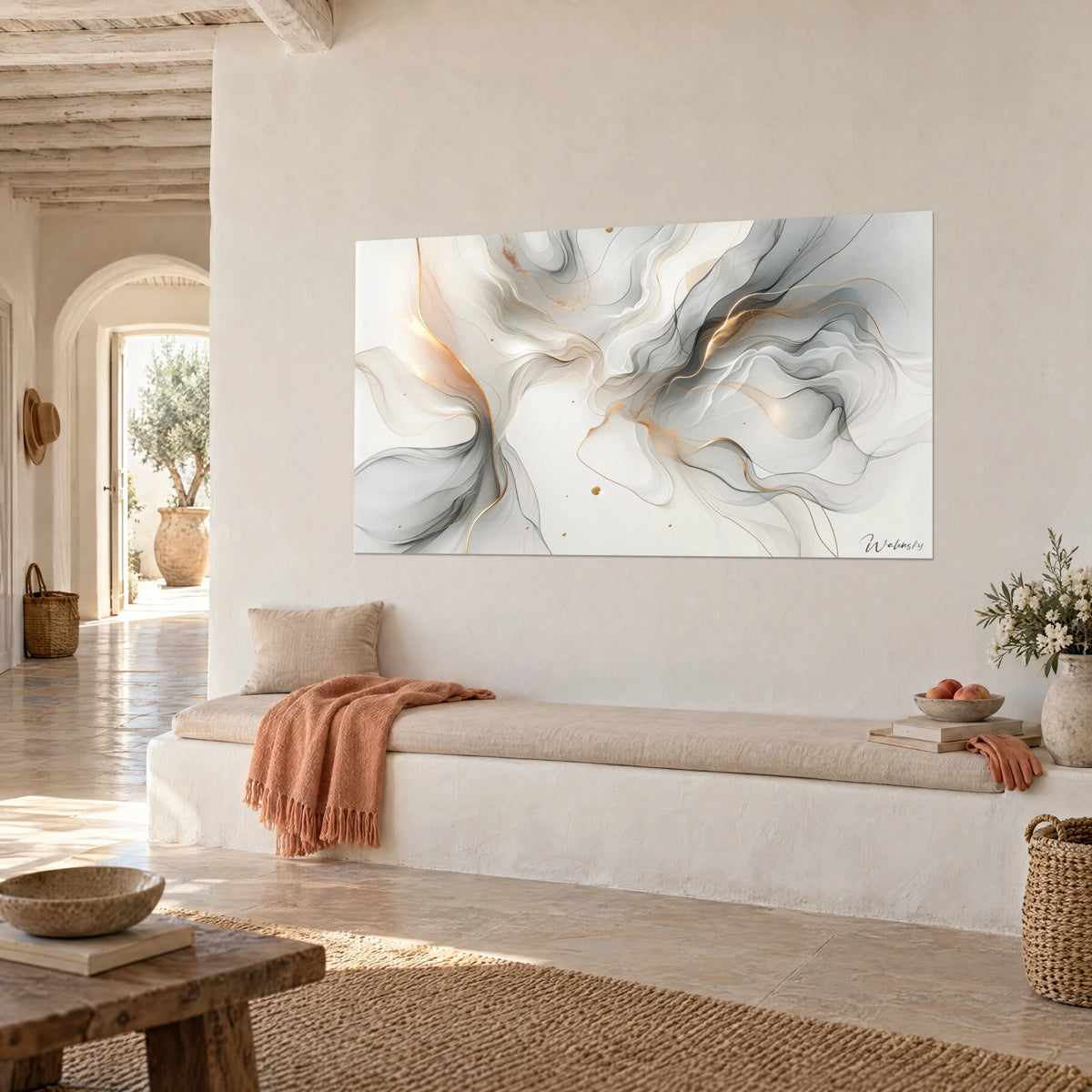 Gemälde mit abstrakten, durchscheinenden Schwüngen in Perlgrau und goldenem Kupfer auf cremeweißem Grund, aus Dreiviertelansicht in einem mediterranen Haus