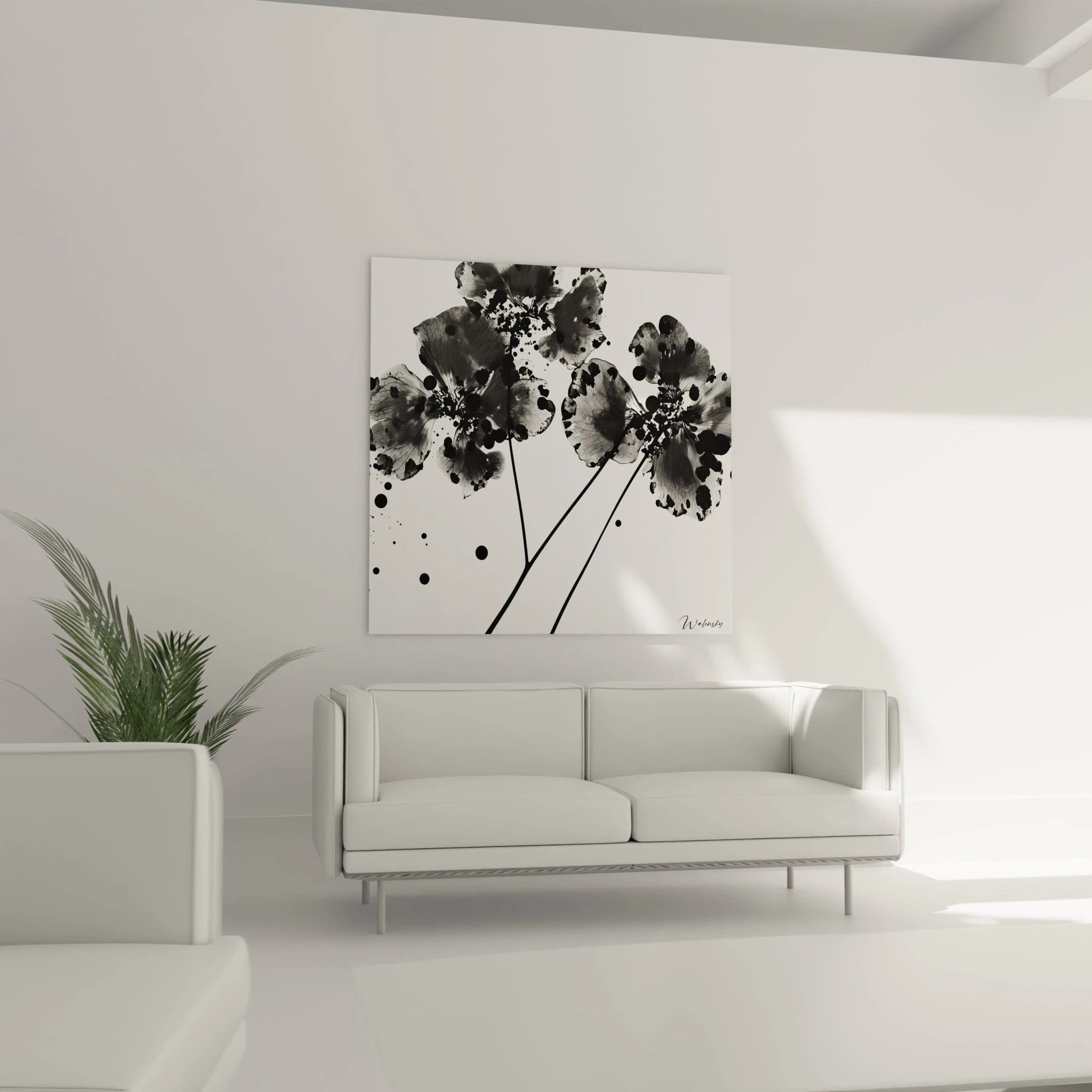 Tableau tacheté noir et blanc de Walensky avec des fleurs abstraites sur un mur moderne