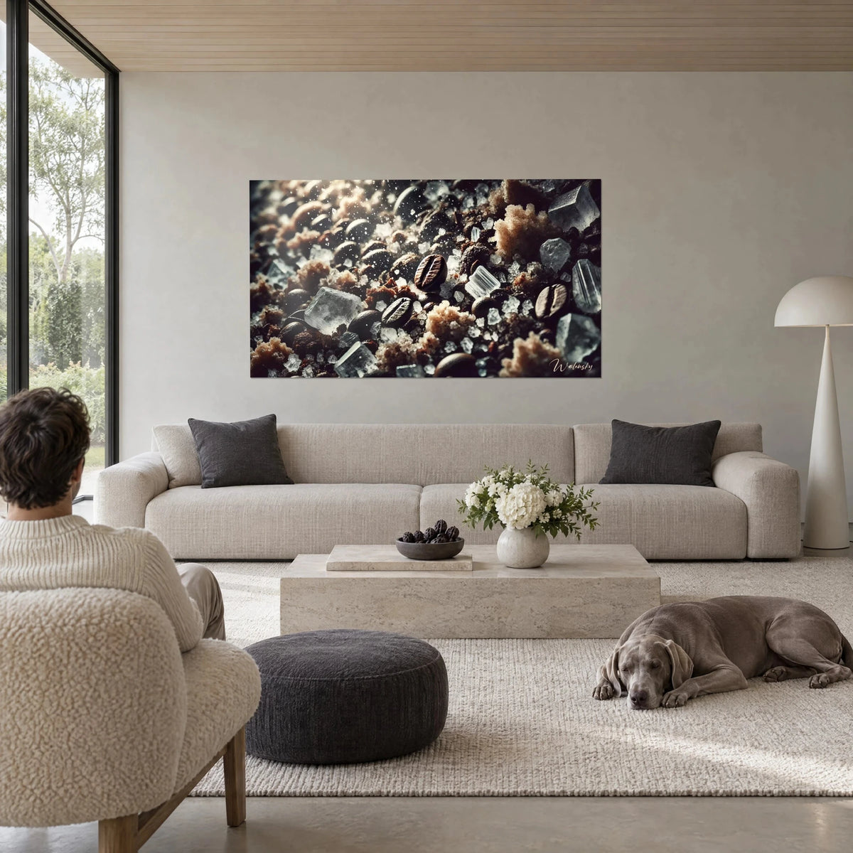 Schilderij met glanzende koffiebonen tussen doorschijnende zoutkristallen, in bruine en ivoorkleurige tinten, boven een bank in een lichte woonkamer