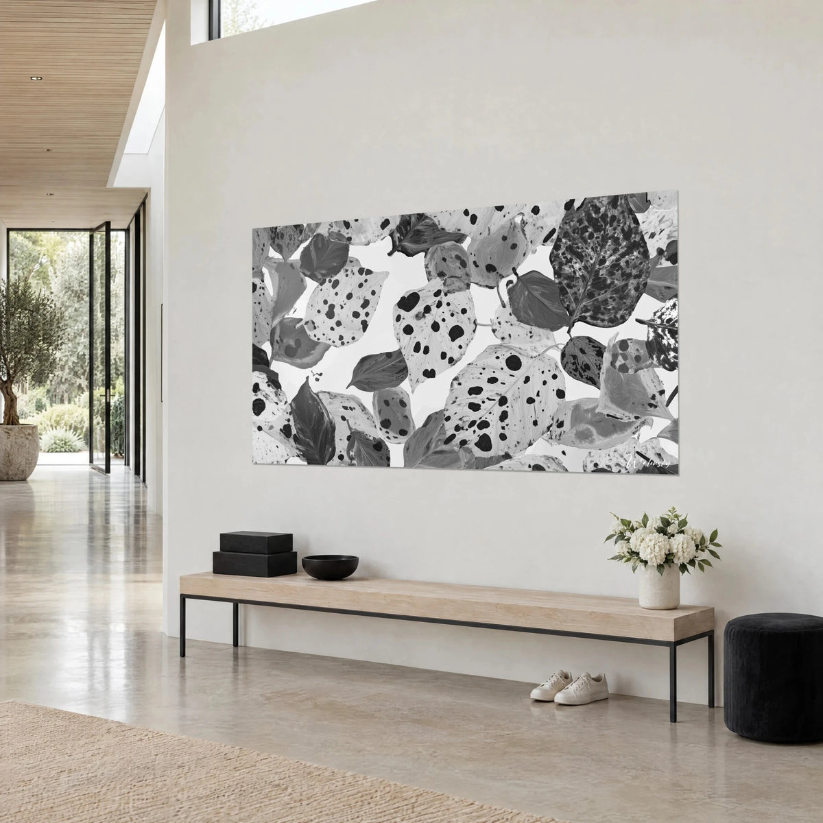 Gemälde monochromes gesprenkeltes Blattwerk, cremefarbene Blattflächen mit schwarzen Punkten auf Perlgrau, an einer beigen Wand neben einer Holzbank