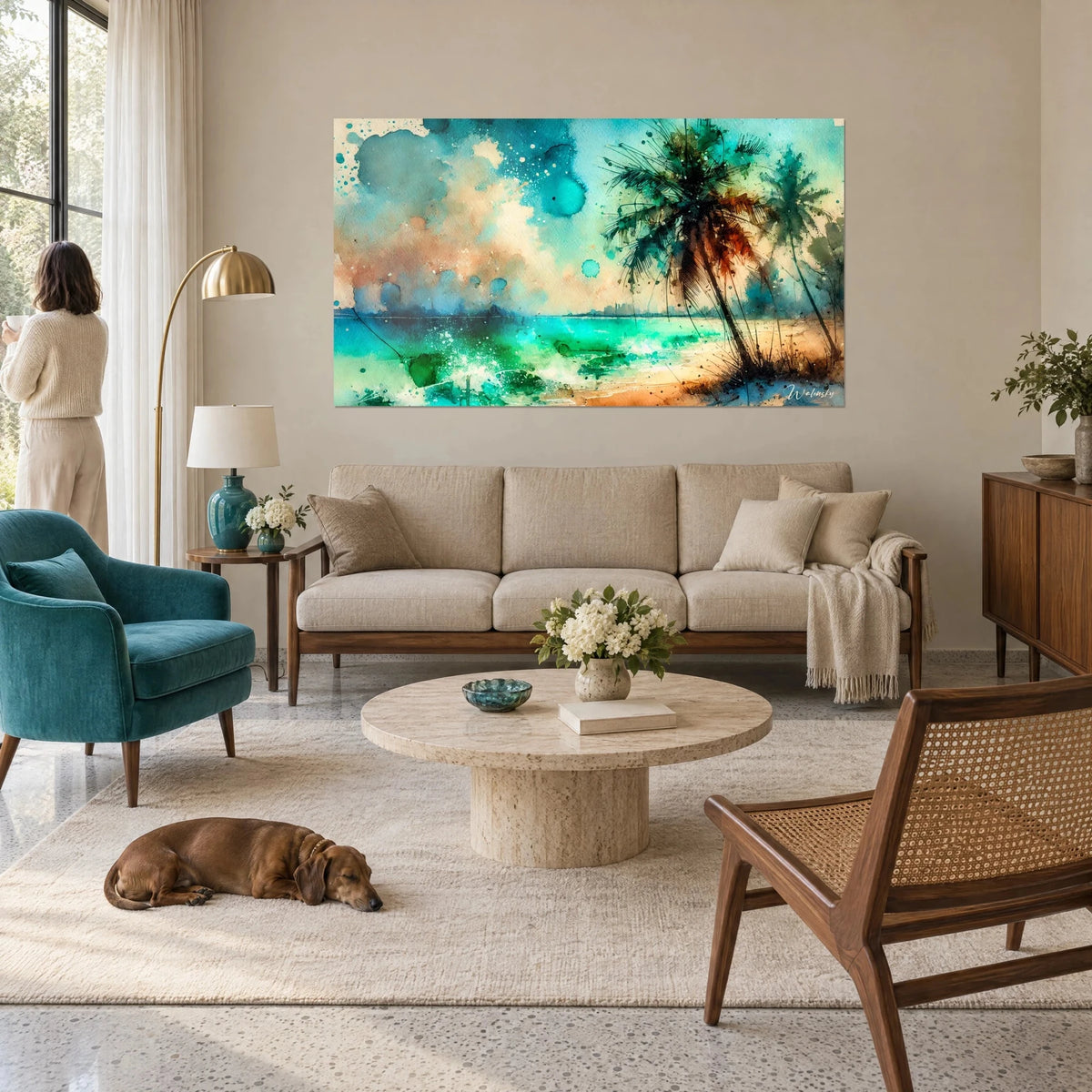 Gemälde tropischer Strand in Aquarell, dunkle Palmen und türkisfarbenes Meer, rosig-ockerfarbener Himmel, über einem Sofa in einem hellen Wohnzimmer