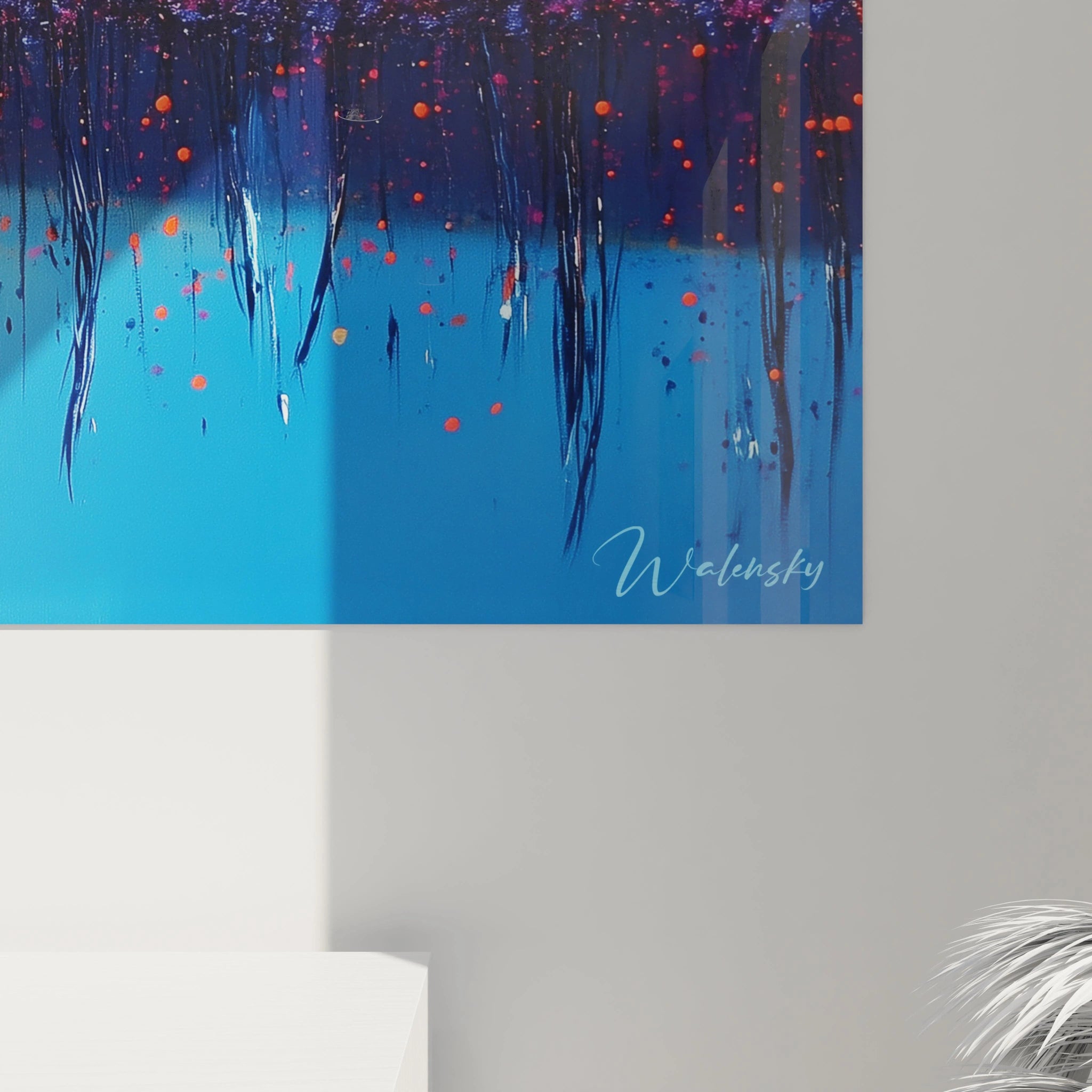 Tableau reflets chromatiques présentant trois zones distinctes : un horizon doré, une bande centrale éclatante de roses et violets, et une base bleue profonde. Les minuscules points de couleur vive s'entremêlent aux lignes verticales fines, créant un effet de miroitement sur l'eau d'une précision remarquable.
