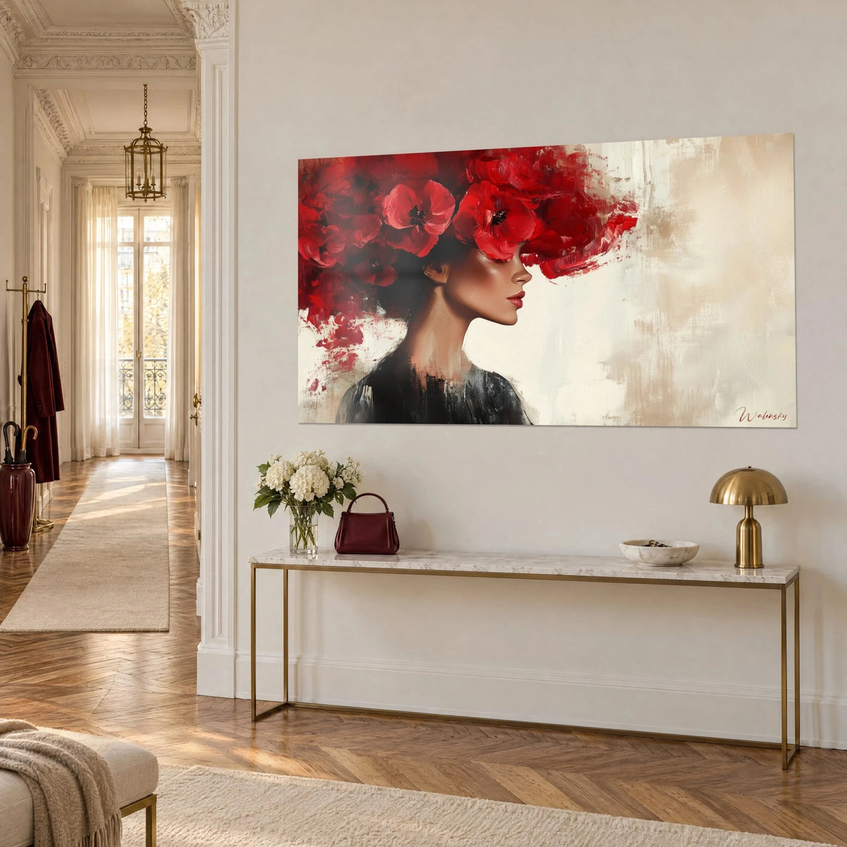 Schilderij portret met paletmes geschilderd, haar van vuurrode klaprozen en zwarte schouders, op een witte muur naast een gouden console