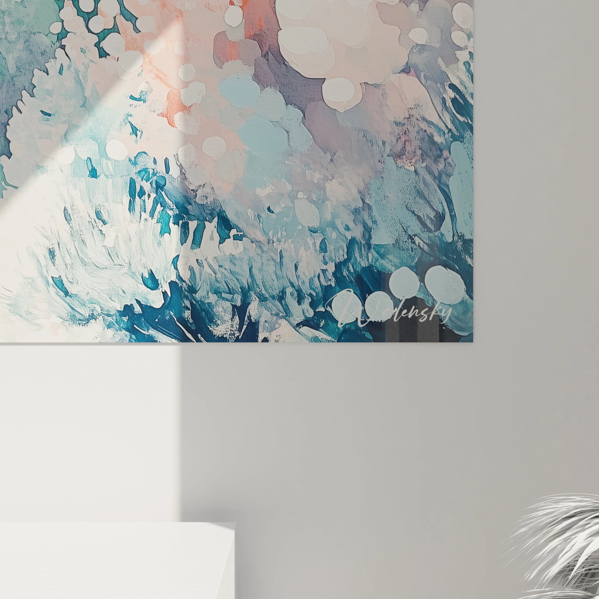 Un tableau aquatique représentant un jardin de coraux blancs immaculés sur fond bleu turquoise vibrant, où les formes organiques semblent en mouvement et où des éclaboussures blanches ajoutent de la texture, rehaussées par des zones chaudes corail.
