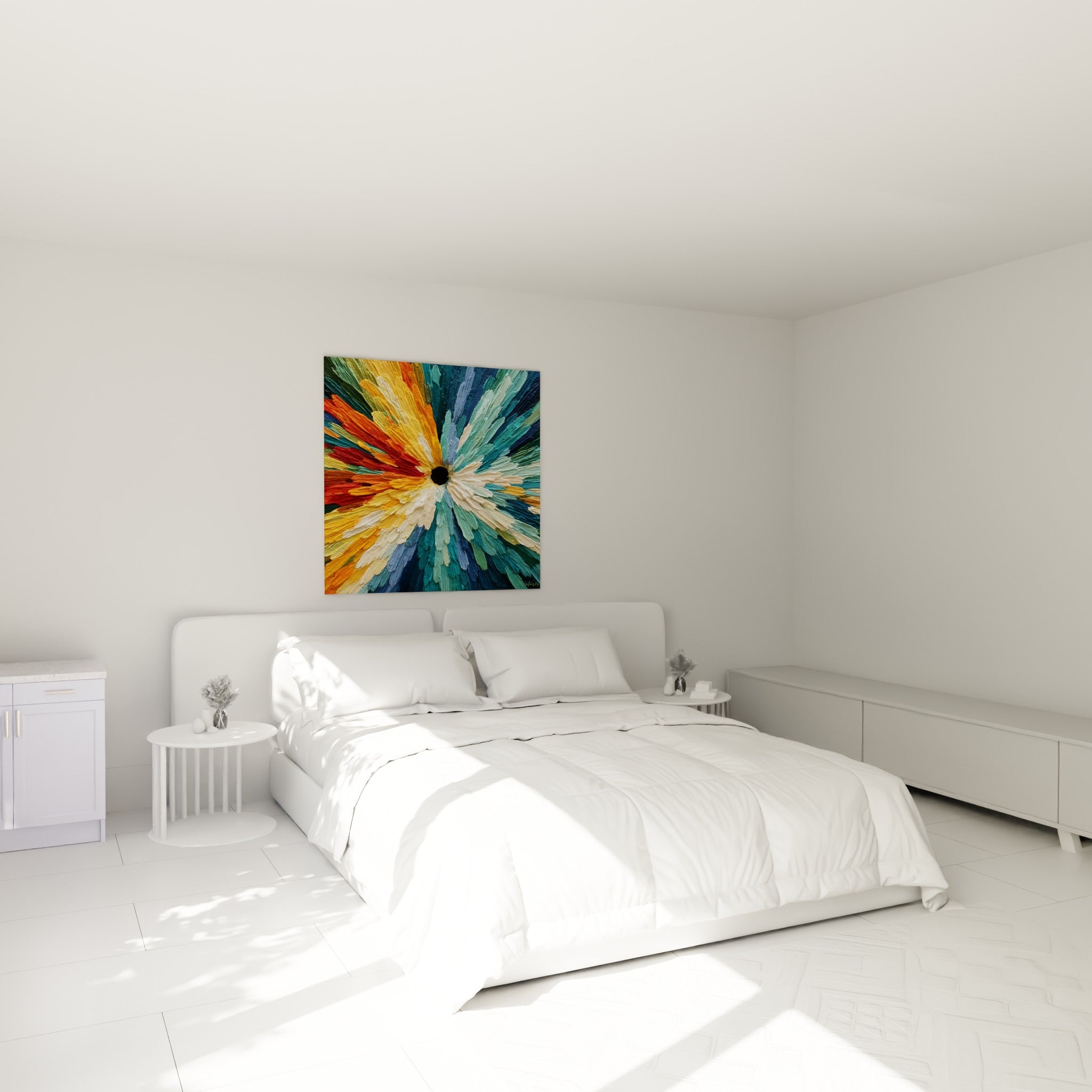 Éclosion colorée en bleu marine et jaune doré, accrochée au-dessus d'un lit dans une chambre claire