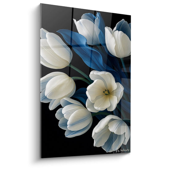 Un quadro floreale che rappresenta tulipani bianchi delicati su uno sfondo nero profondo, con fogliame blu vibrante che contrasta. I petali traslucidi rivelano texture setose e contorni finemente dettagliati, creando una composizione floreale elegante dalle forme organiche.
