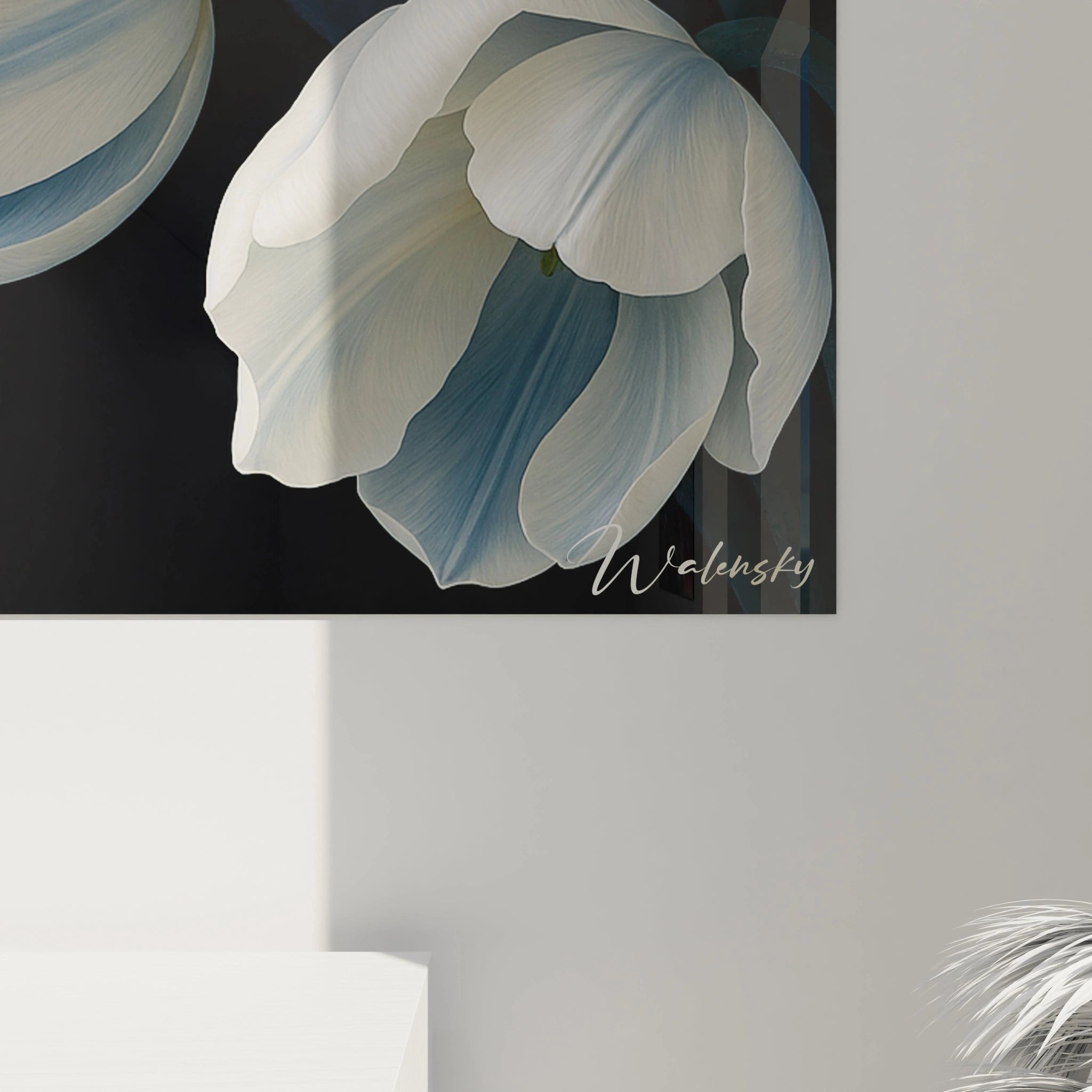 Un tableau fleurs présentant un arrangement de tulipes blanches éclatantes et leur feuillage bleu cobalt sur fond noir. Les détails précis des pétales, leurs nervures délicates et leurs bords translucides créent une étude botanique élégante aux textures variées et aux contrastes saisissants.
