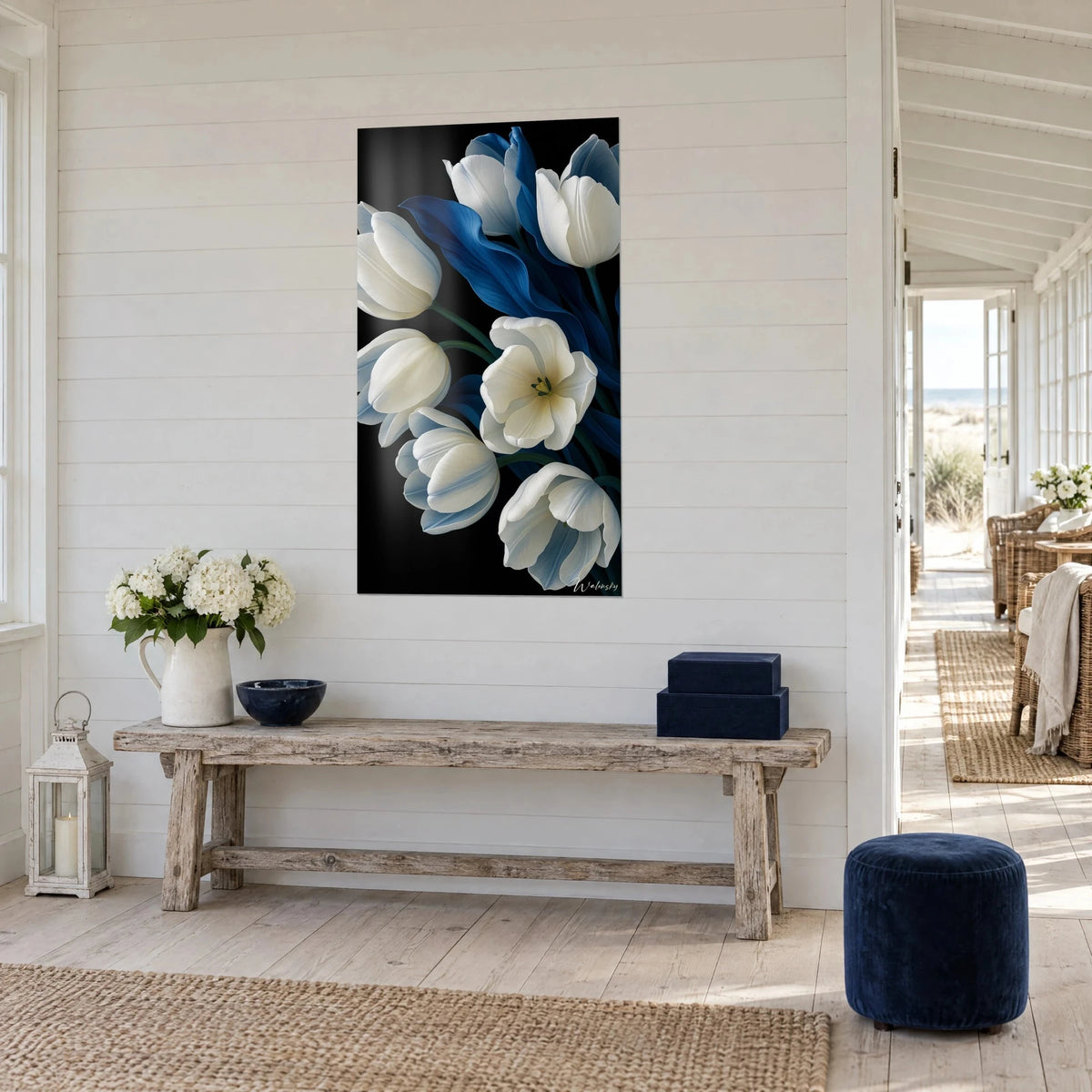 Tableau bouquet de tulipes ivoire, pétales bleu cobalt enroulés, sur un banc en bois blanchi, maison de bord de mer