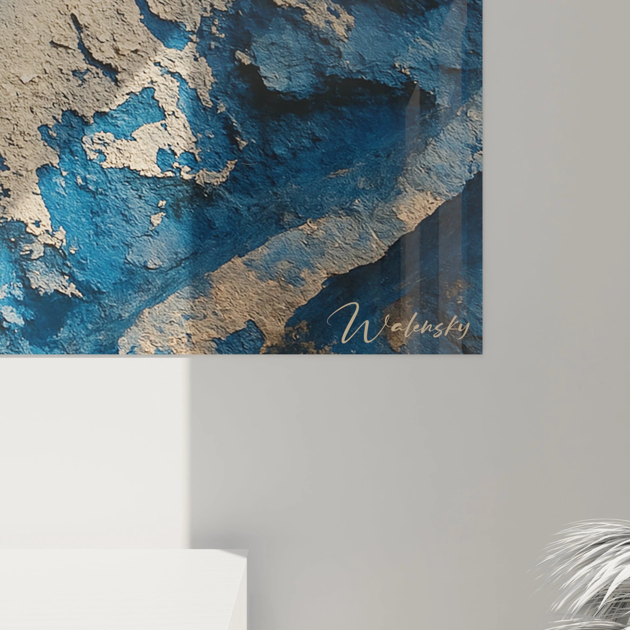 Un tableau vue aérienne illustrant la rencontre entre zones cellulaires bleues et surfaces beiges craquelées. Les textures tridimensionnelles et les contrastes chromatiques accentuent l'effet de perspective, évoquant les formations rocheuses naturelles photographiées d'en haut.
