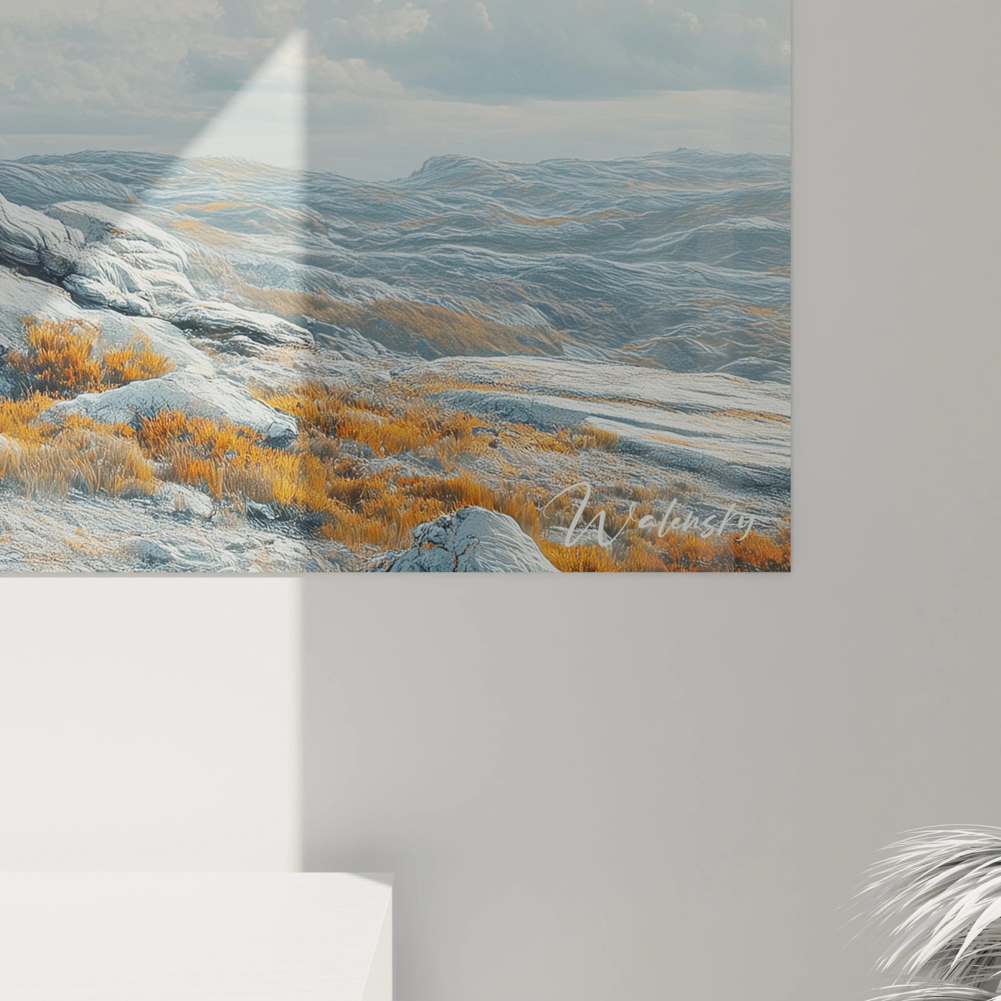 Un tableau paysage dramatique illustrant un arbre aux branches étendues couvertes de feuilles orange, s'élevant depuis une formation rocheuse texturée, sous des nuages lumineux qui créent une atmosphère de tension sereine.
