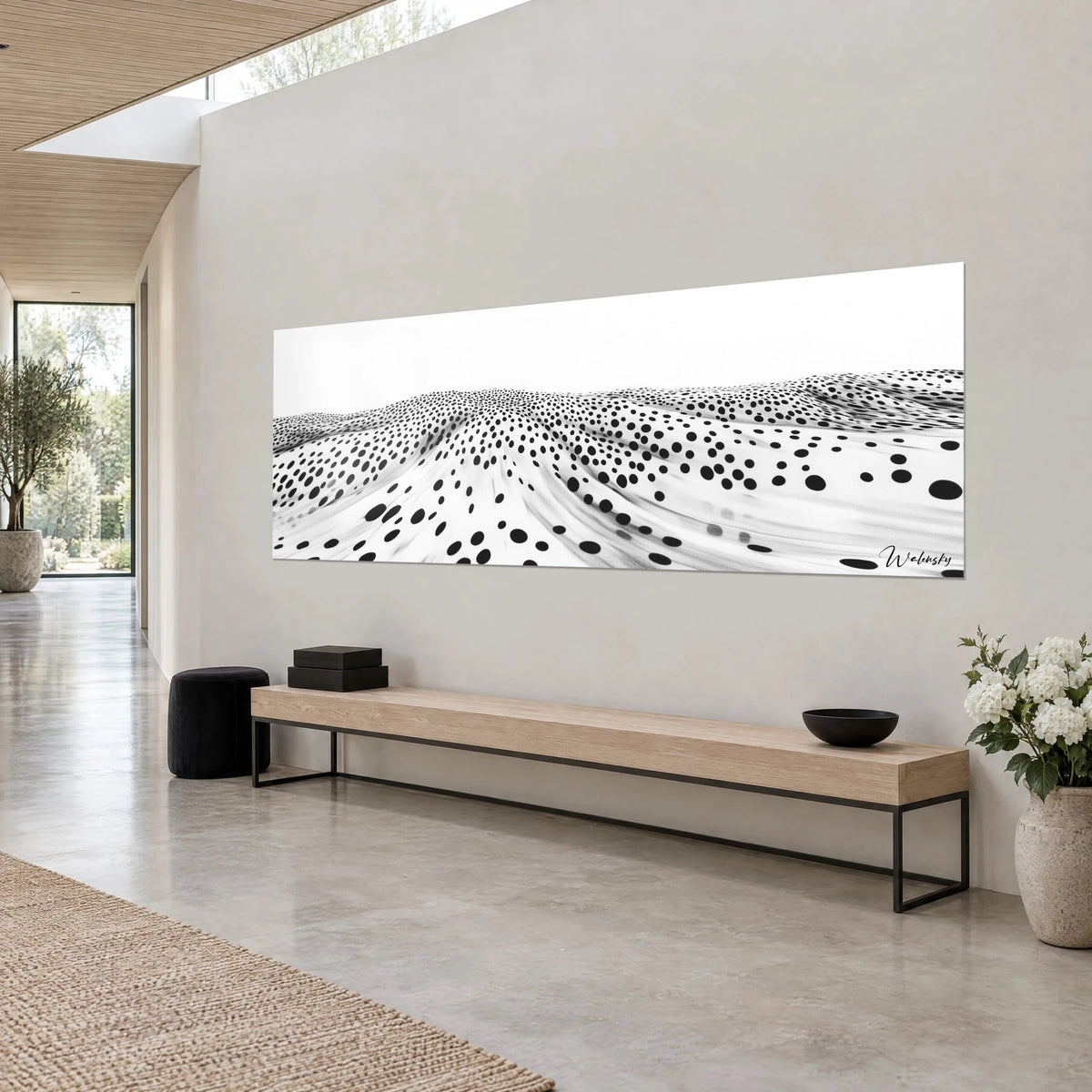 Cuadro paisaje ondulante de manchas negras sobre blanco puro, relieve moteado de colinas, colgado en una casa de arquitecto