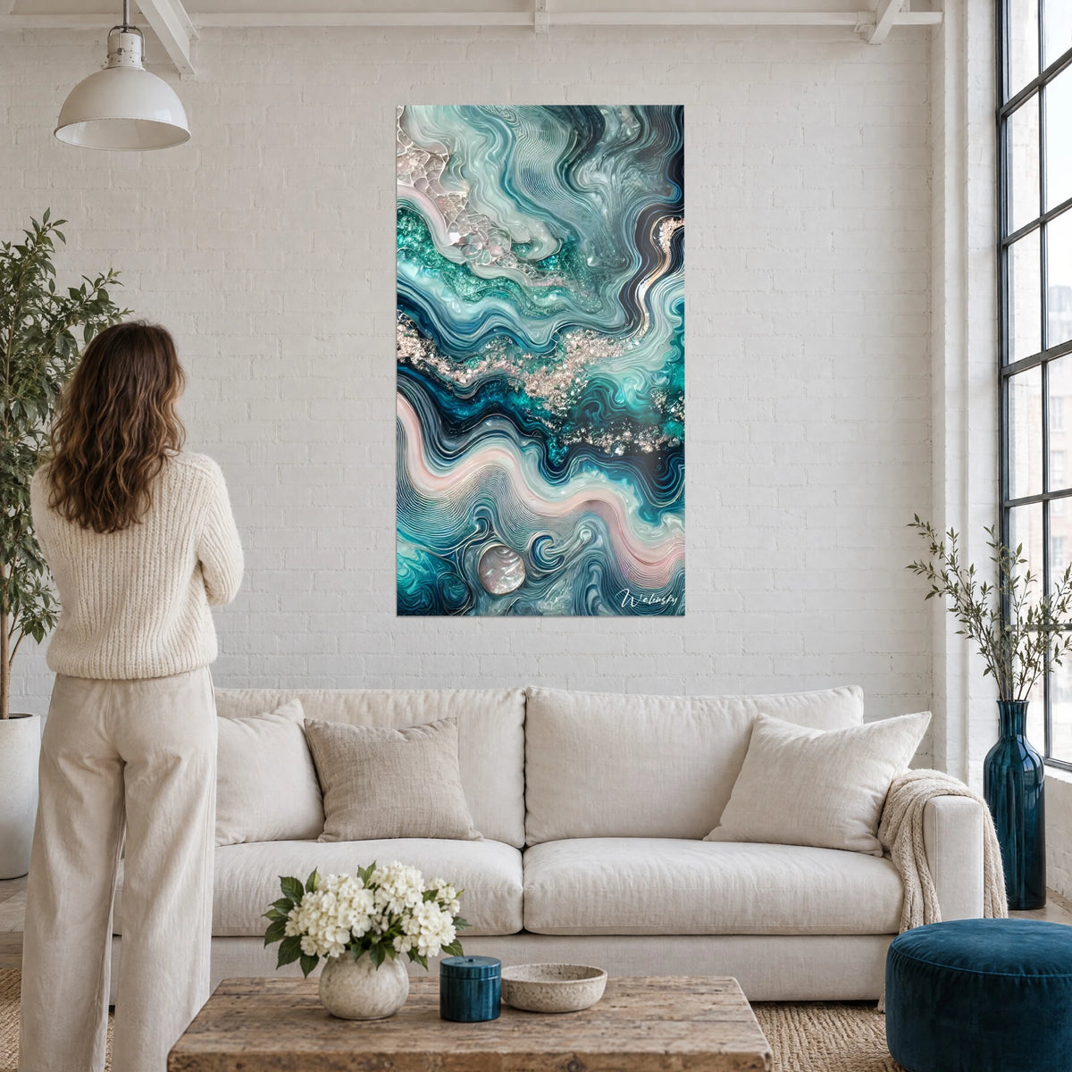 Tableau aquarelle fluide aux volutes turquoise et rose poudré, paillettes argentées, au-dessus d'un canapé dans un salon lumineux