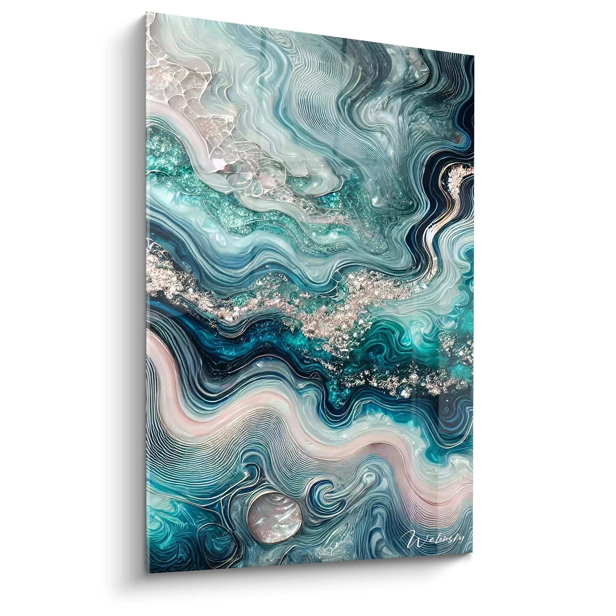 Vue du tableau style epoxy de biais, révélant des vagues de bleu et argent. La brillance de la résine et les nuances fluides évoquent l'océan en mouvement, créant une ambiance apaisante et moderne.

