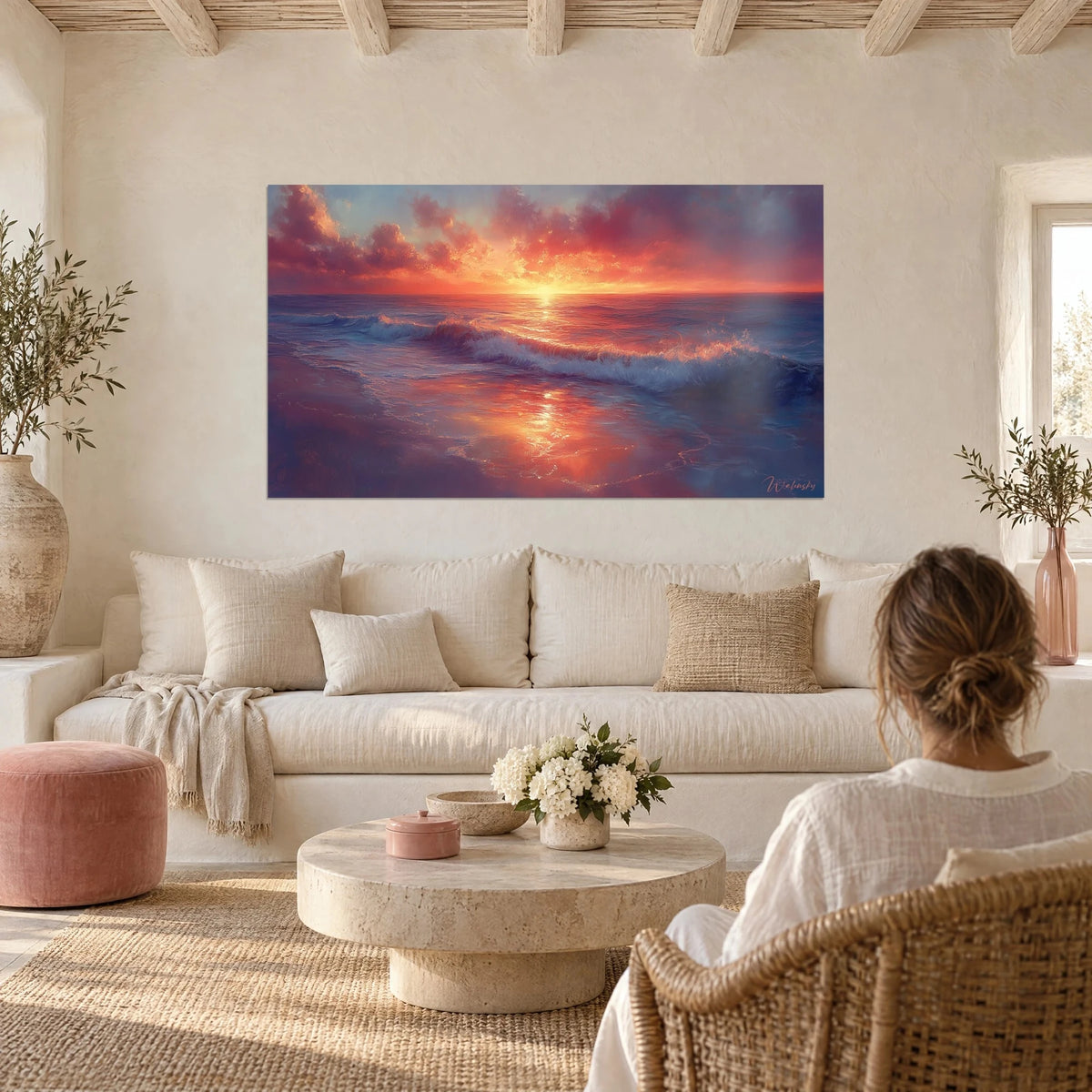 Gemälde eines glühenden Sonnenuntergangs über dem Ozean, korallenrote Wolken und indigoblaue Wellen, über einem Sofa in einem hellen Wohnzimmer