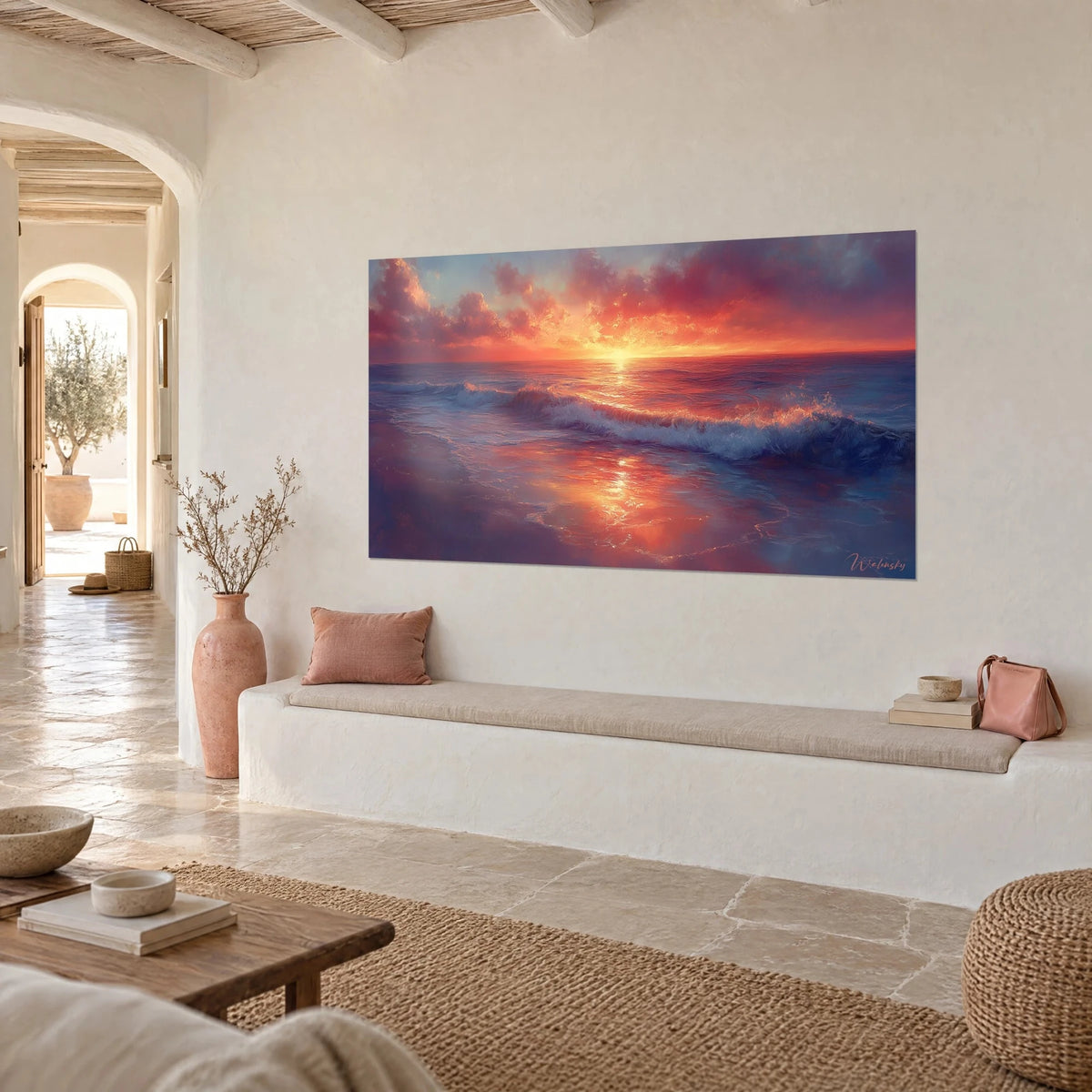 Gemälde einer orangefarben gekrönten Meereswelle unter purpurnem Himmel, goldene Reflexe auf feuchtem Sand, weiße Wand eines mediterranen Hauses
