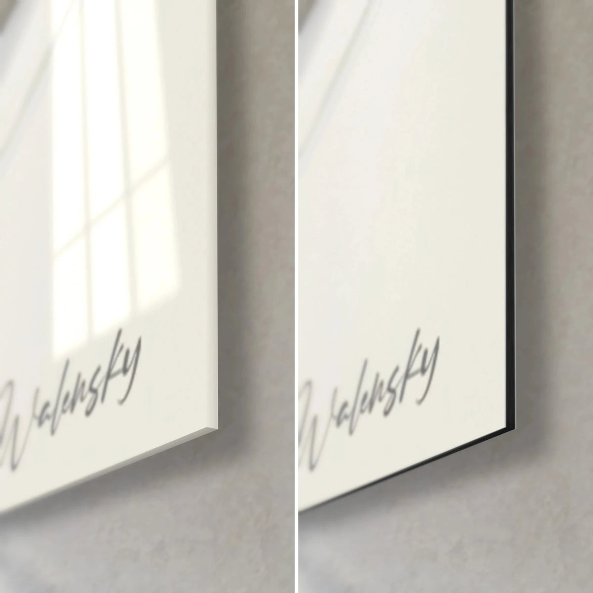 Schilderij met een zwart inktlint op ivoorkleurige achtergrond, rechtsonder: glanzend glas links, mat Dibond rechts, dunne rand, grijze handtekening