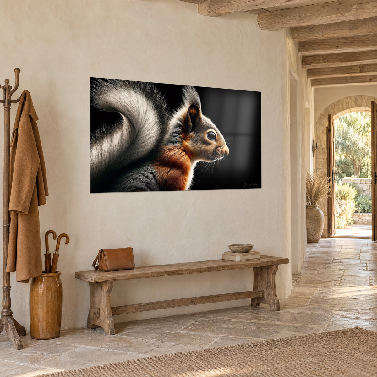 Tableau rongeur au pelage orange et gris, œil noir brillant, vu de trois quarts dans l'entrée en pierre d'une maison de campagne