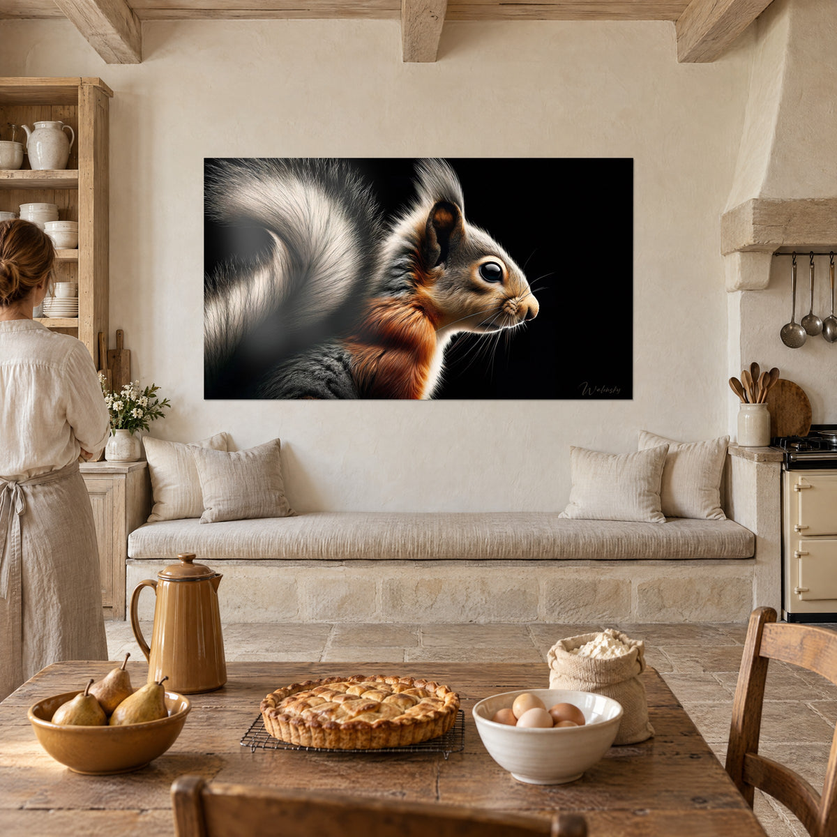 Tableau portrait animalier d'un écureuil aux moustaches blanches, poitrail orangé et queue argentée, dans une cuisine en pierre