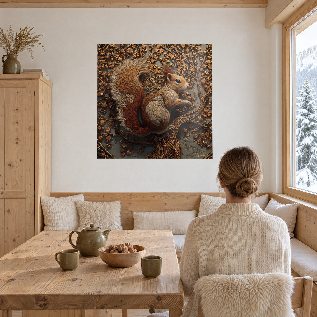 Tableau animal roux accroché à un tronc aux volutes dorées, rinceaux bronze sur fond anthracite, face à une table en bois de chalet